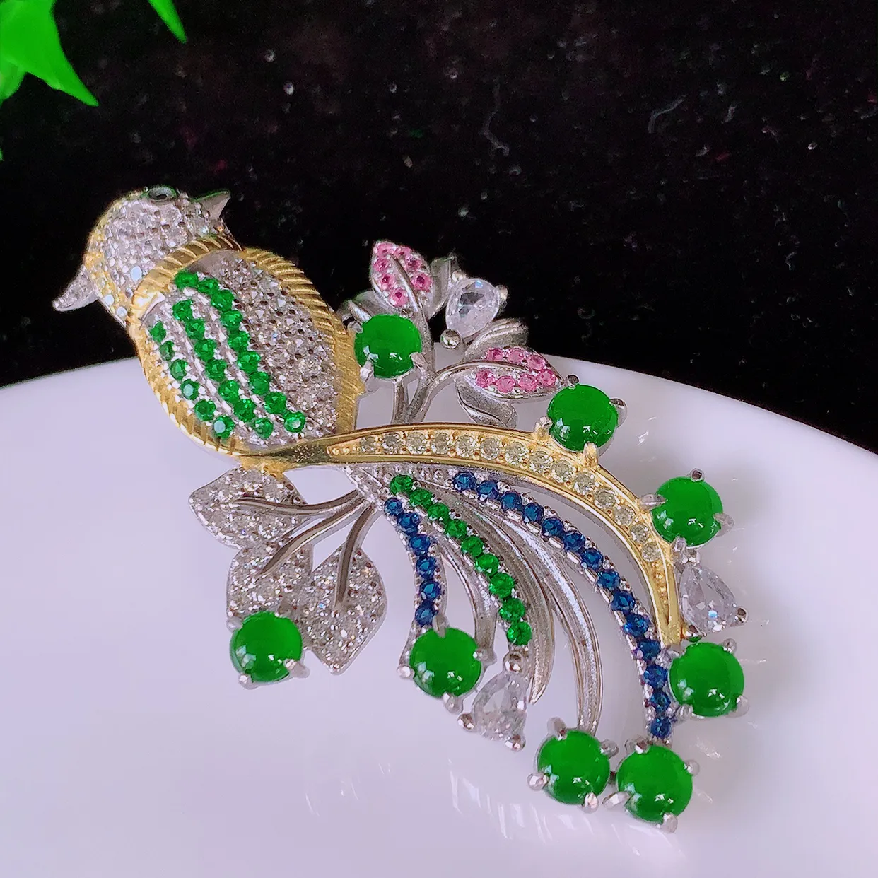 冰透满绿翡翠925银镶嵌胸针，自然光实拍，翠色灵动，颜色漂亮，种老水足，品相佳，佩戴佳品！#97.28整体50*27*8.5裸石3.8*3.8