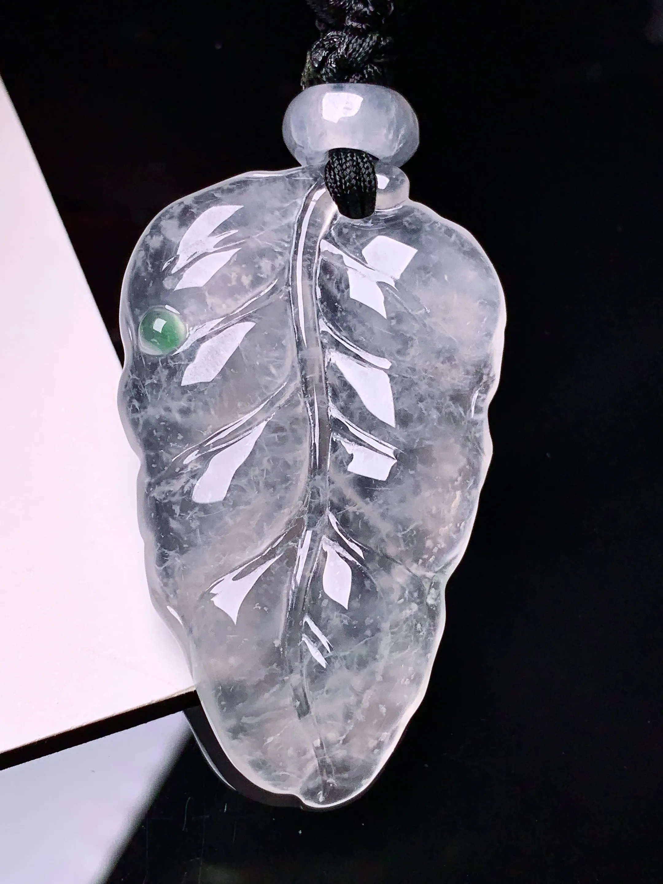 冰种树叶吊坠 玉质细腻 色泽清新艳丽 整体尺寸43.8*26.7*5.5