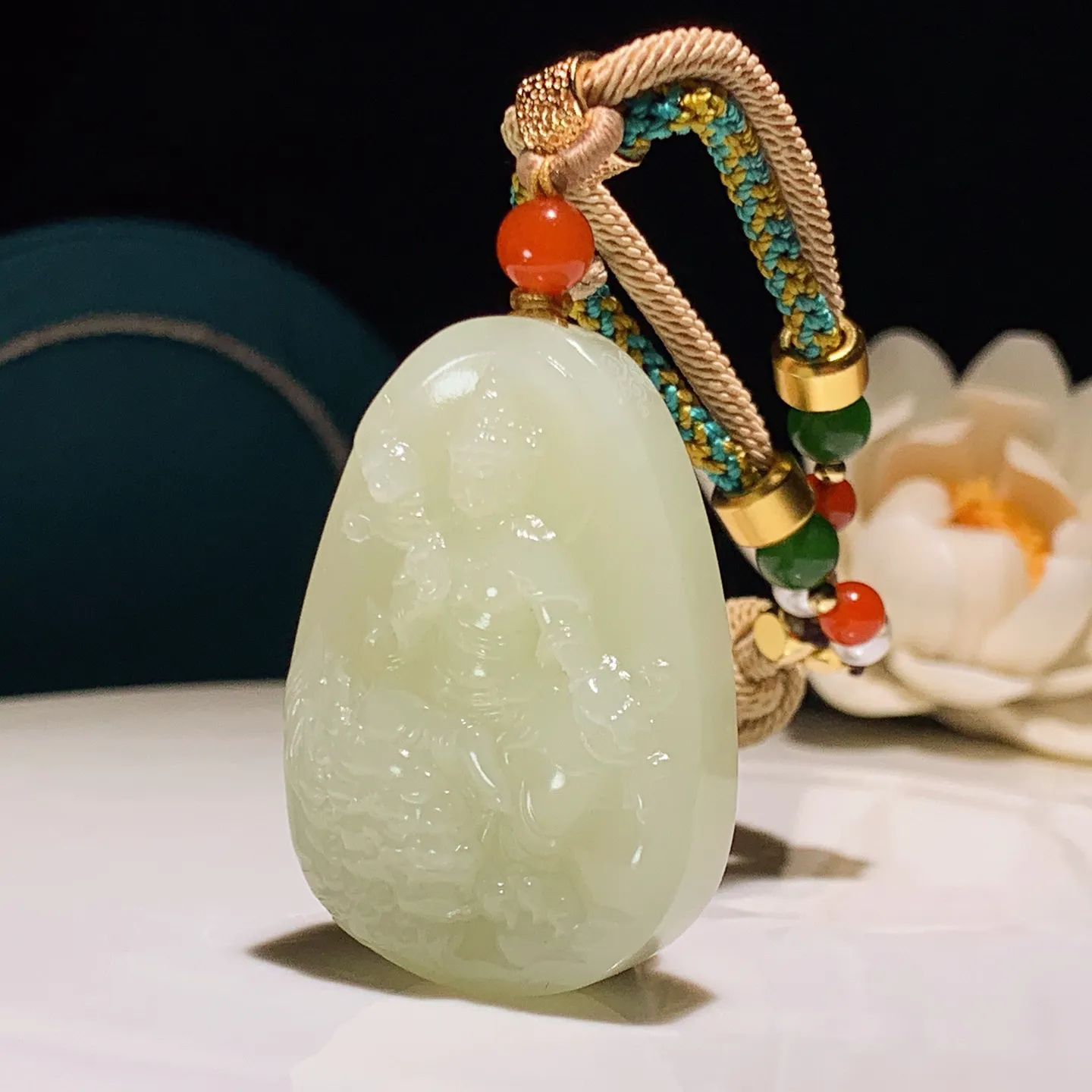 和田玉黄口料文殊菩萨牌子挂件。尺寸43/30/11重36.5克 无裂无杂 玉质细腻油润 底色纯净 脂粉好，品质好。lt251227