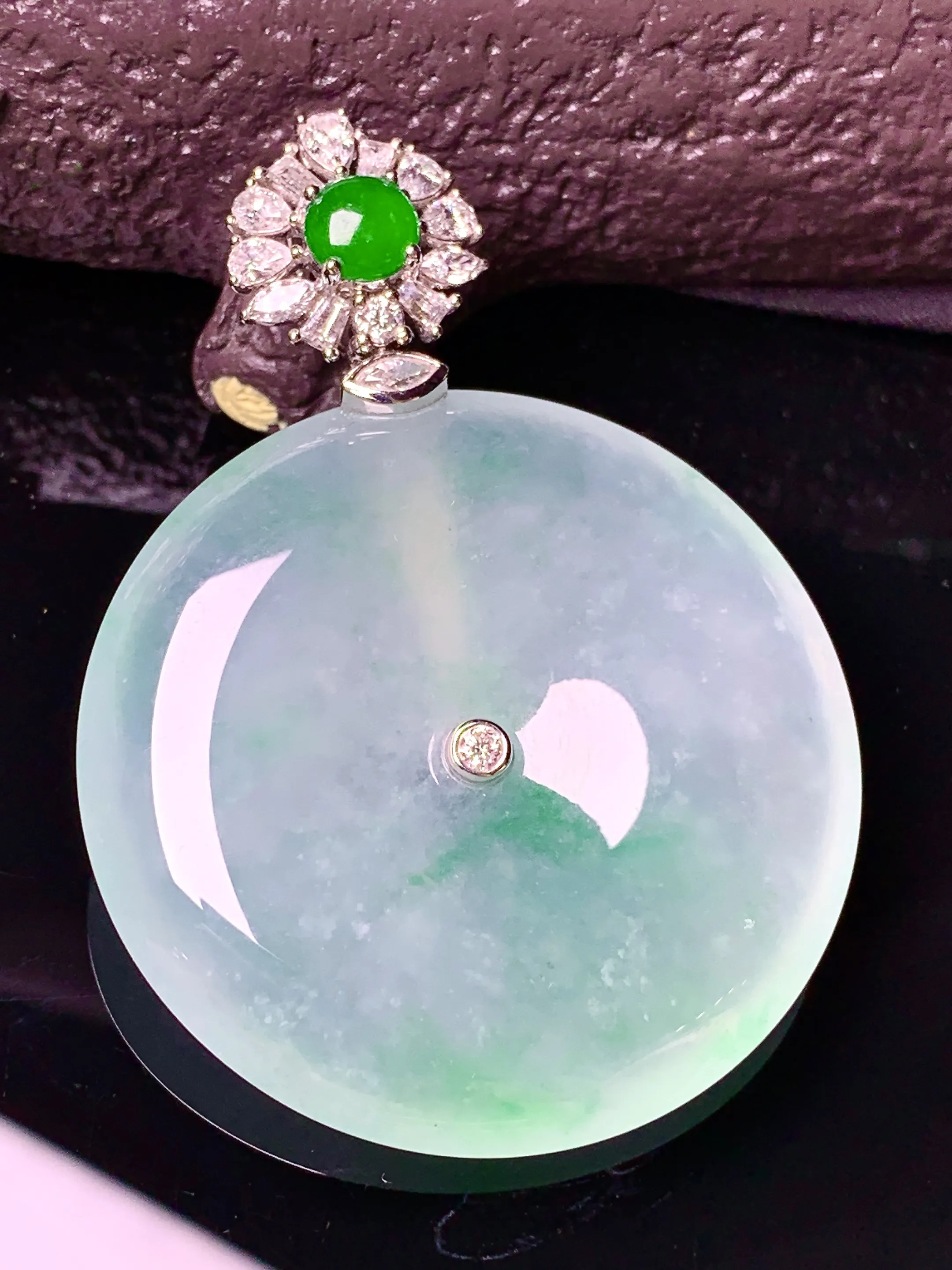 18k金钻镶嵌冰种飘绿平安扣吊坠 玉质细腻 色泽清新艳丽 整体尺寸51.6*37.5*6.8