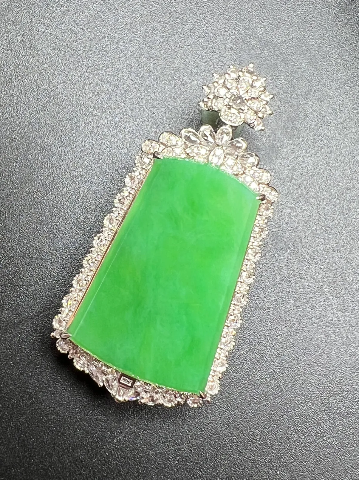 满绿无事牌整体尺寸48.9*24.3*12.1 裸石尺寸29.5*19.3*2.2