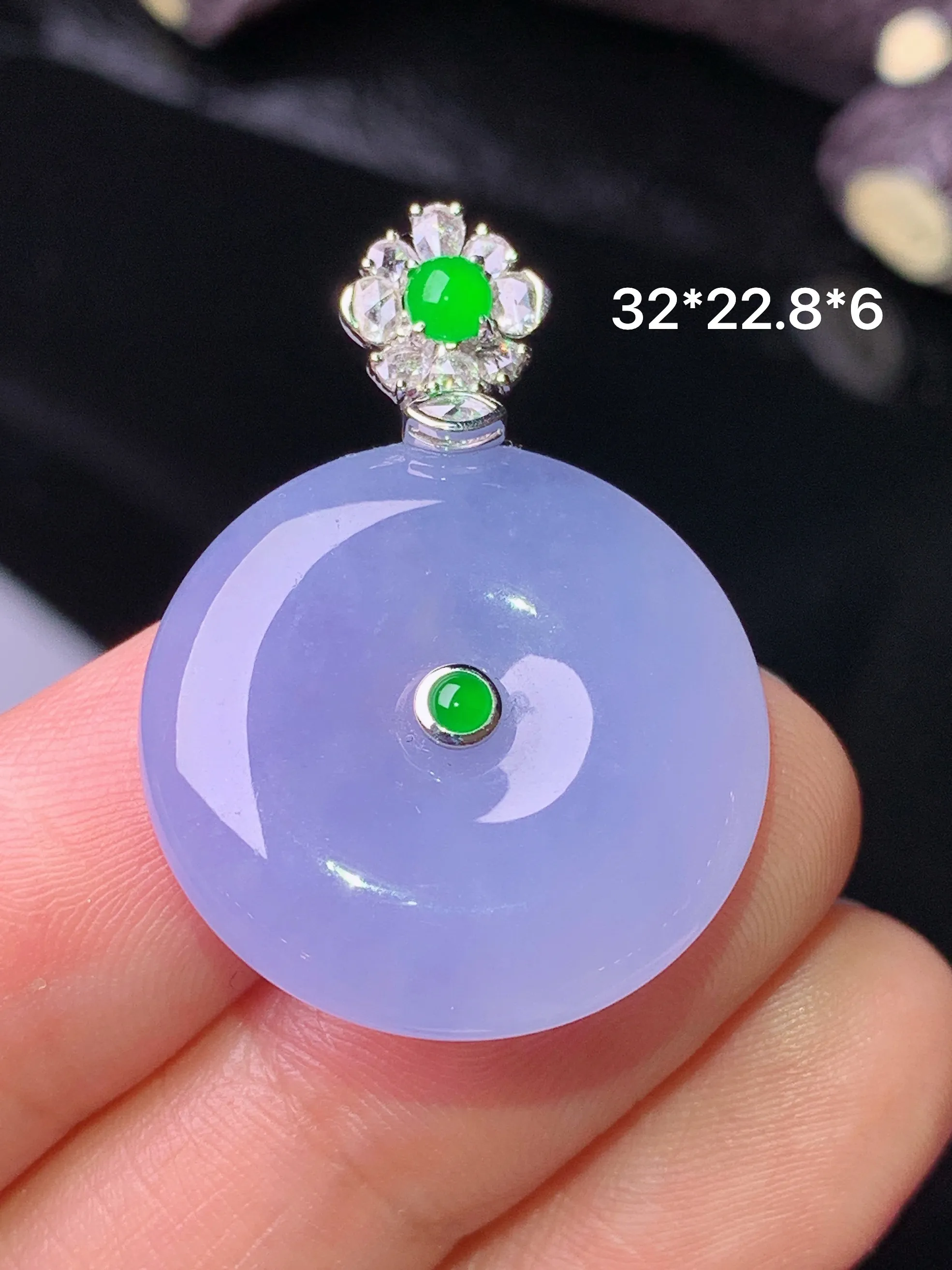 18k金钻镶嵌紫罗兰平安扣吊坠 玉质细腻 色泽清新艳丽 整体尺寸32*22.8*6