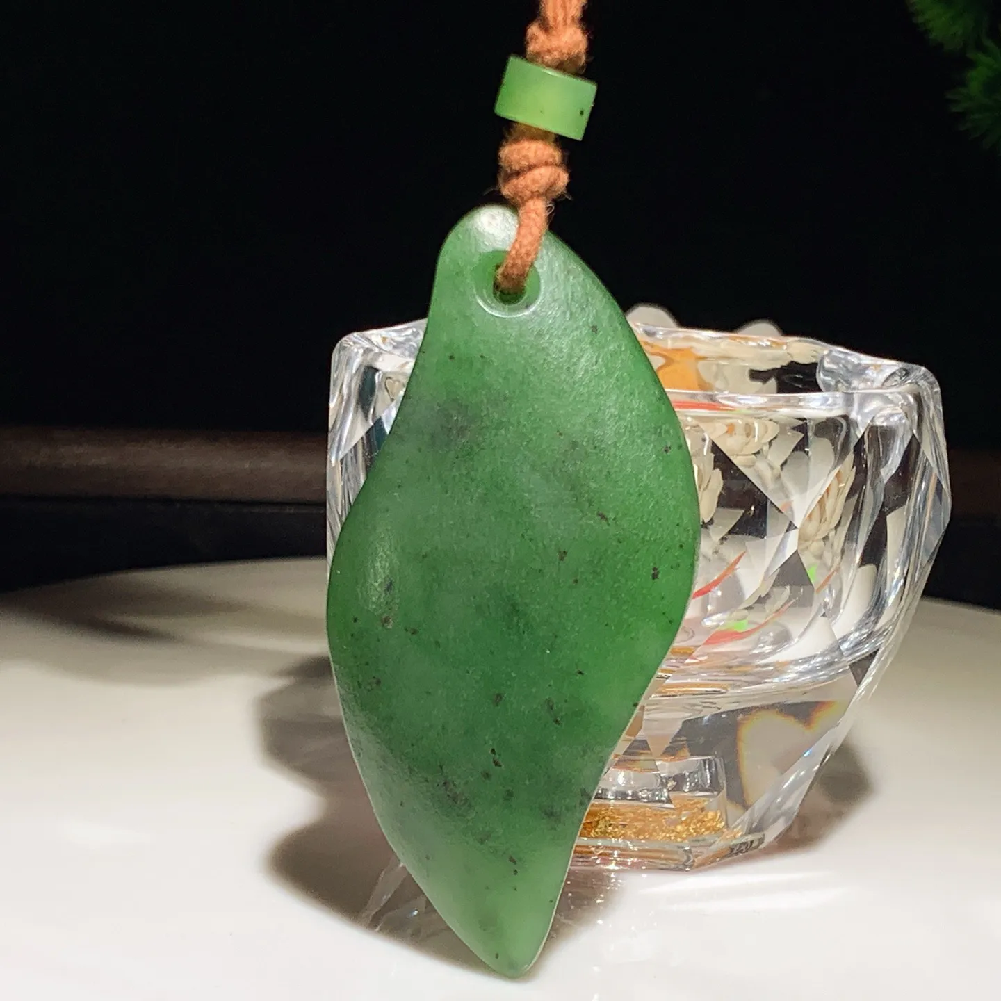 和田玉阳绿绿红皮料俄罗斯碧玉平安无事随型挂件。尺寸66/31/13重40克，玉质细腻油润 底色纯净 脂粉好，品质好！lt251227