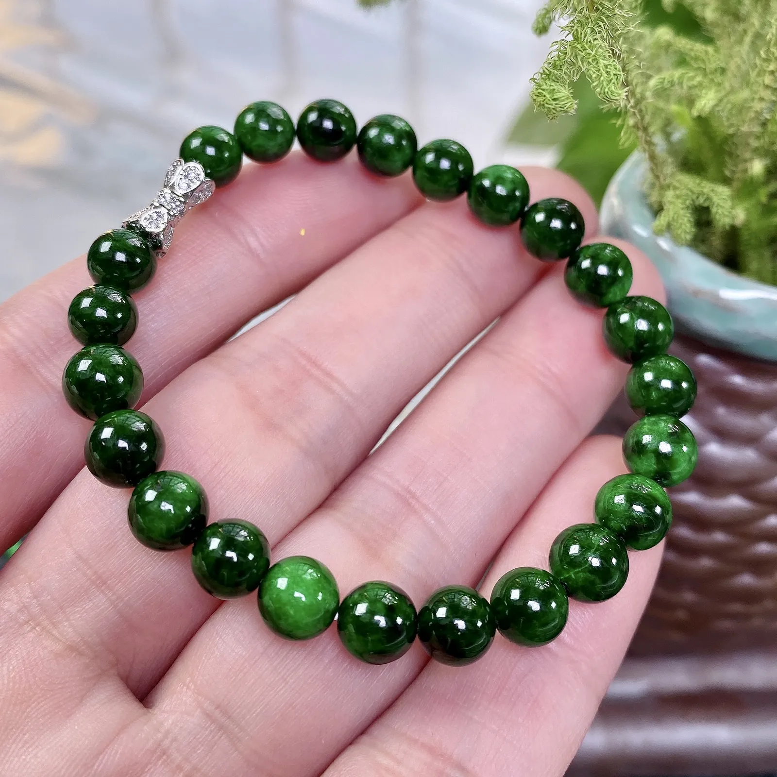 缅甸天然翡翠A货，卡7.5水润辣绿圆珠手链（有小纹），尺寸：7.5mm/23颗，长度180mm，重量