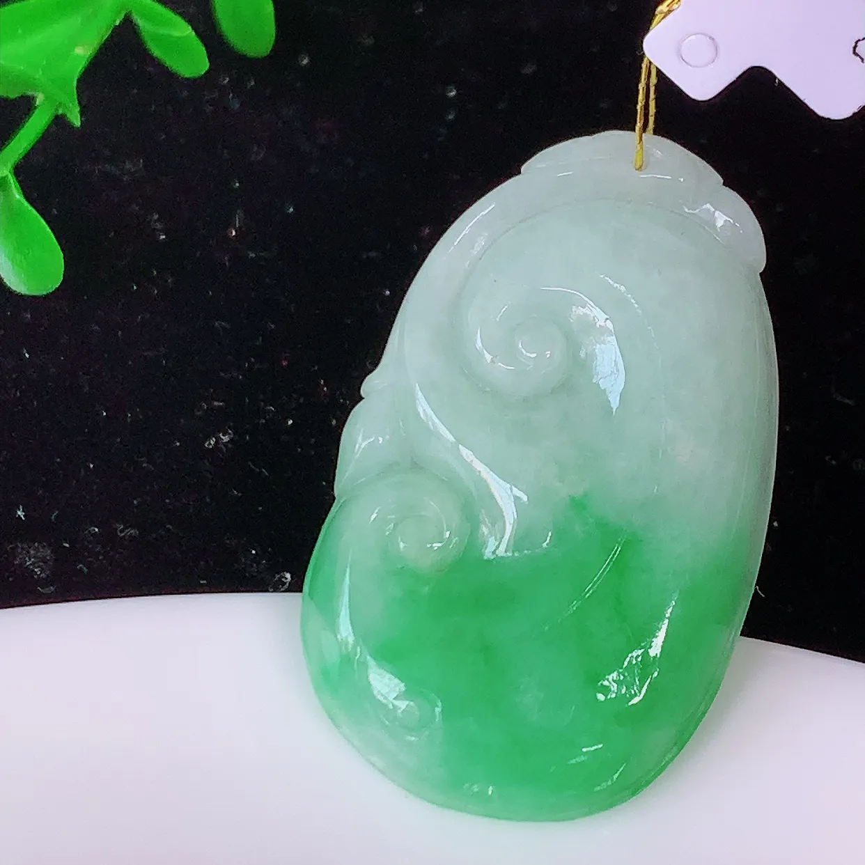 自然光实拍，冰润飘绿如意翡翠吊坠，翠色灵动，佩戴效果时尚出众，尽显气质，玉质细腻，美感十足。#35.28