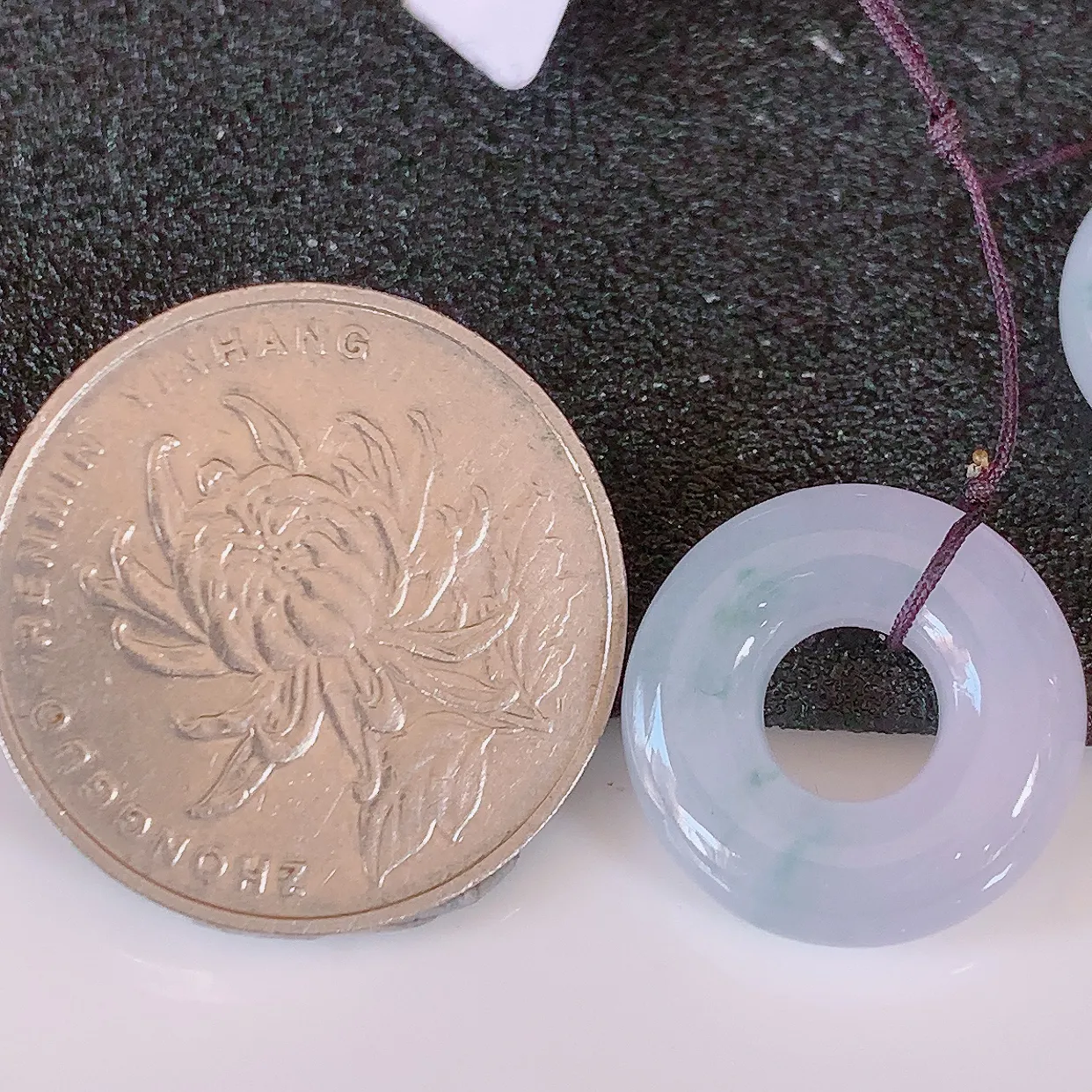 自然光实拍，冰紫罗兰飘花翡翠一对平安扣吊坠，玉扣，平安是福；很美的料子，平安扣佩戴优雅迷人！#49.26