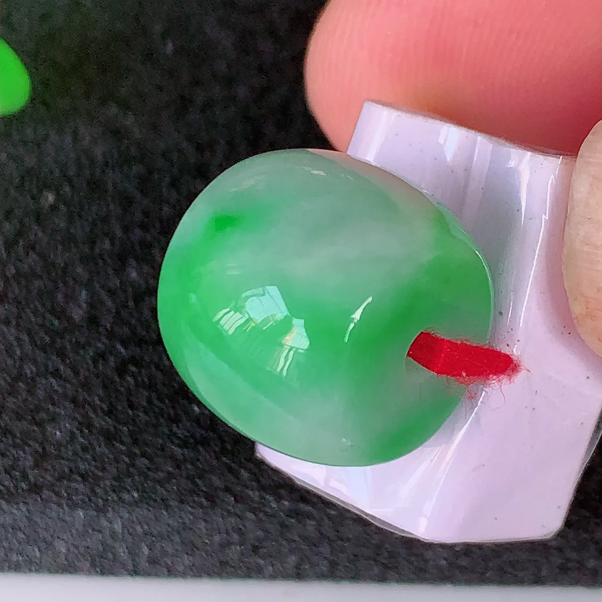 自然光实拍，冰润飘绿路路通翡翠吊坠，翠色灵动，佩戴效果时尚出众，尽显气质，玉质细腻，美感十足。#39.28