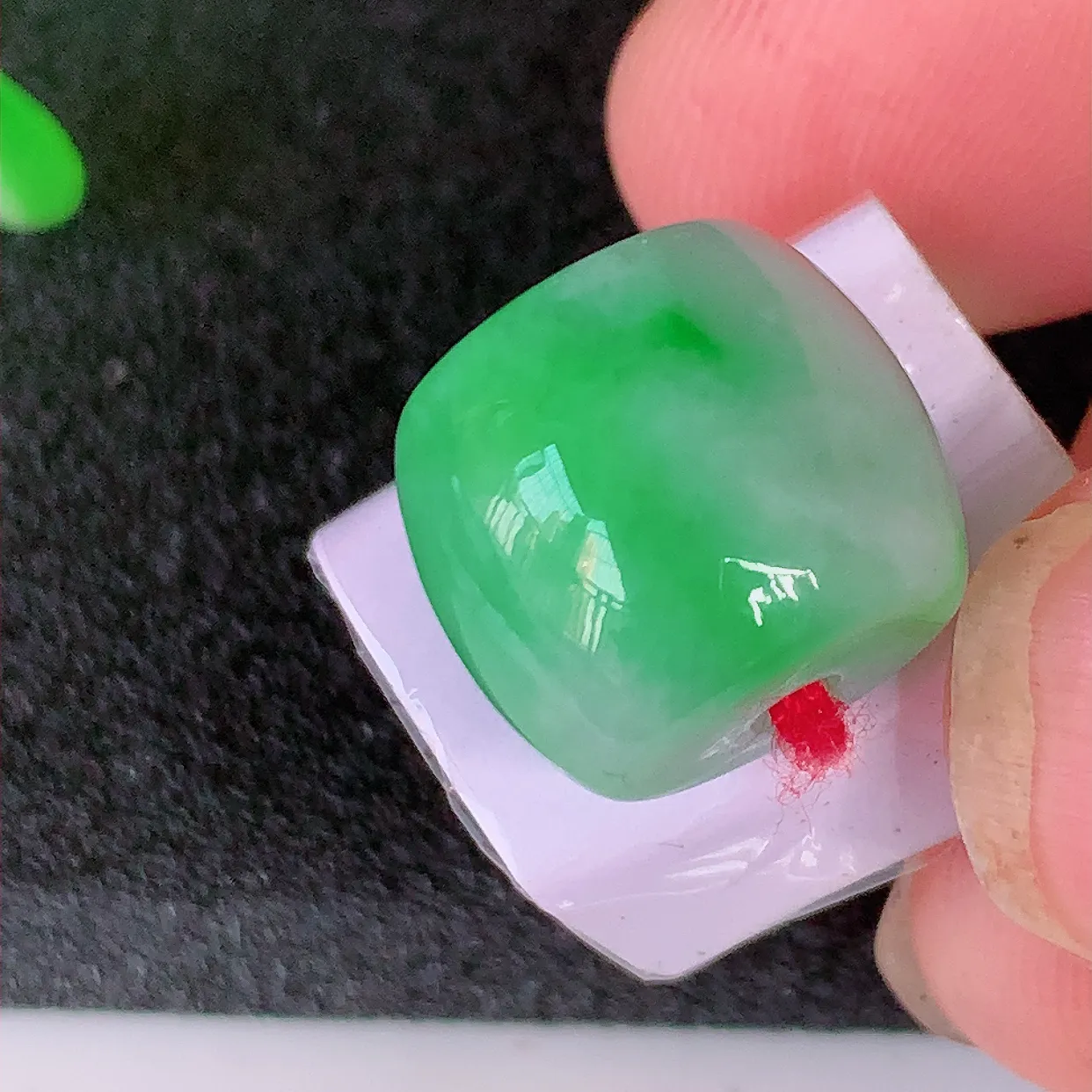 自然光实拍，冰润飘绿路路通翡翠吊坠，翠色灵动，佩戴效果时尚出众，尽显气质，玉质细腻，美感十足。#39.28