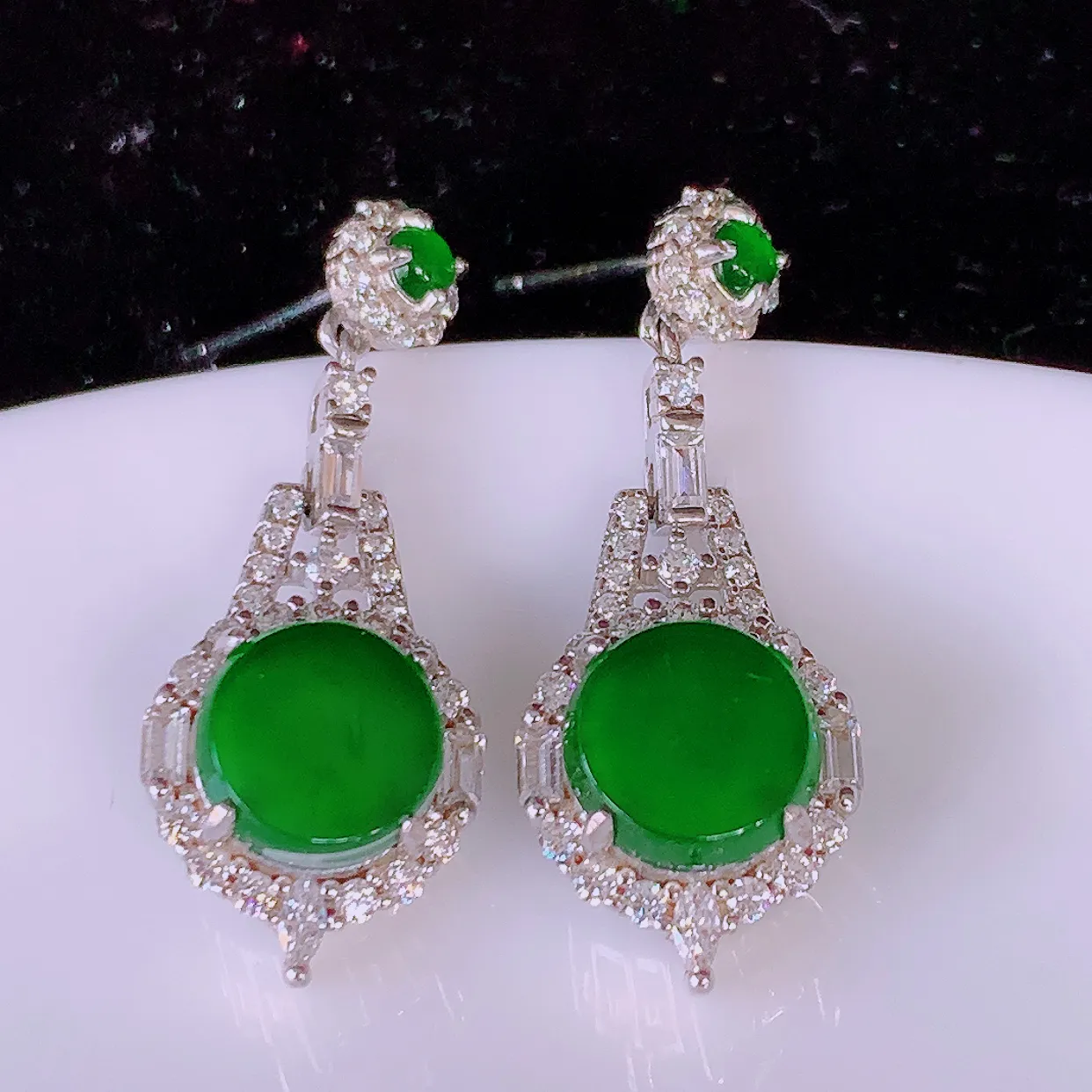 冰透满绿翡翠925银镶嵌耳坠，自然光实拍，翠色灵动，颜色漂亮，种老水足，品相佳，佩戴佳品！#97.2