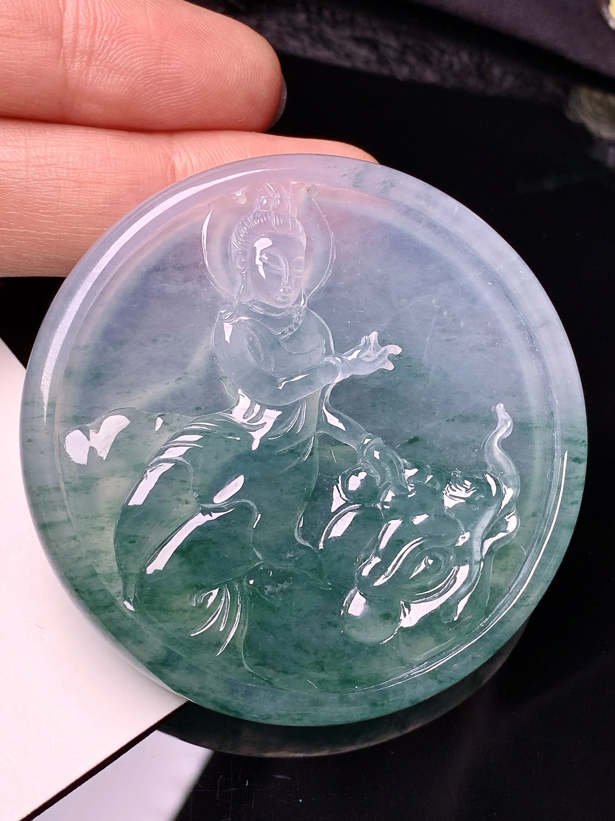 飘绿观音菩萨吊坠 玉质细腻 色泽清新艳丽 整体尺寸54.3*7.6