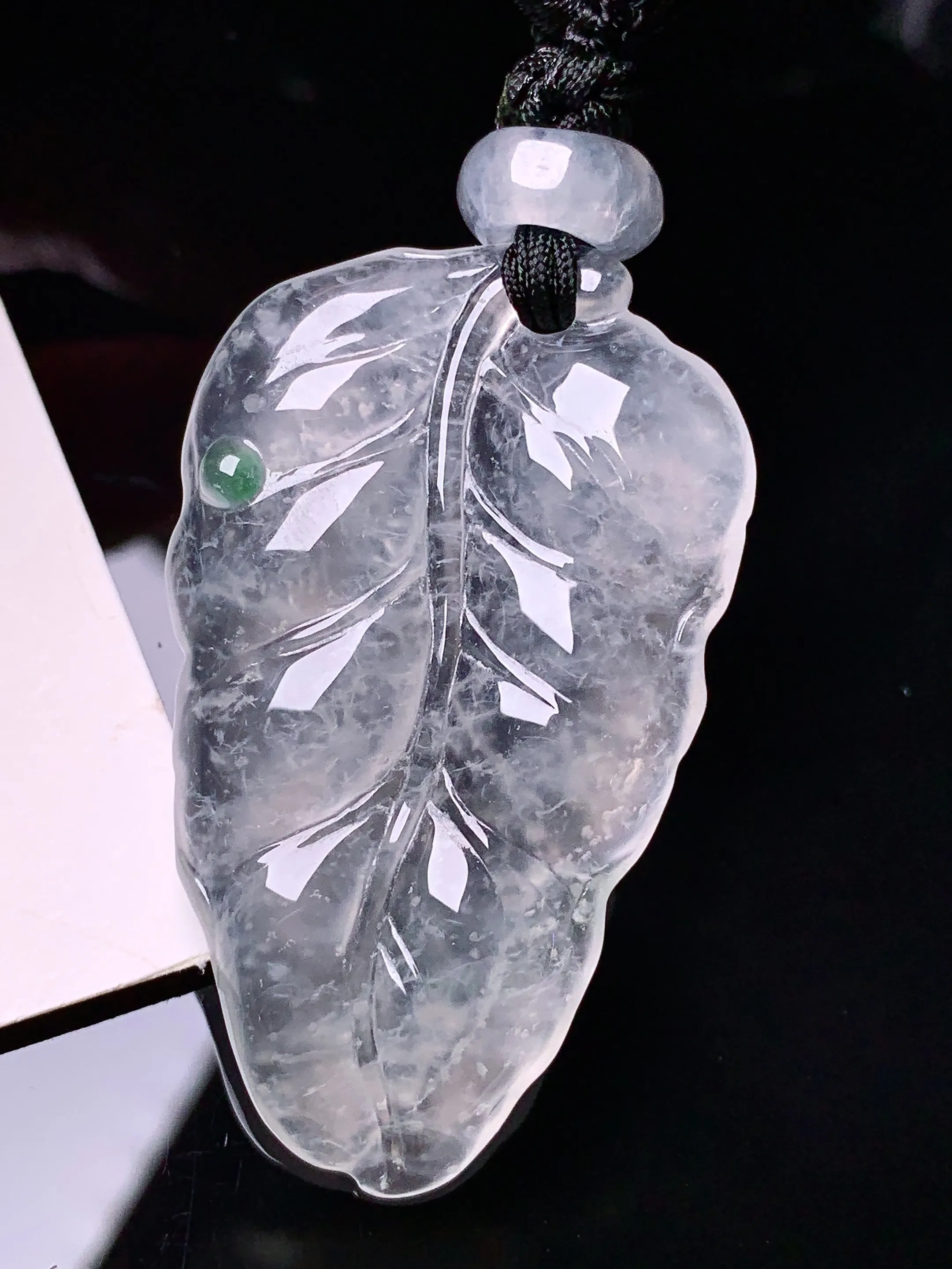 冰种树叶吊坠 玉质细腻 色泽清新艳丽 整体尺寸43.8*26.7*5.5