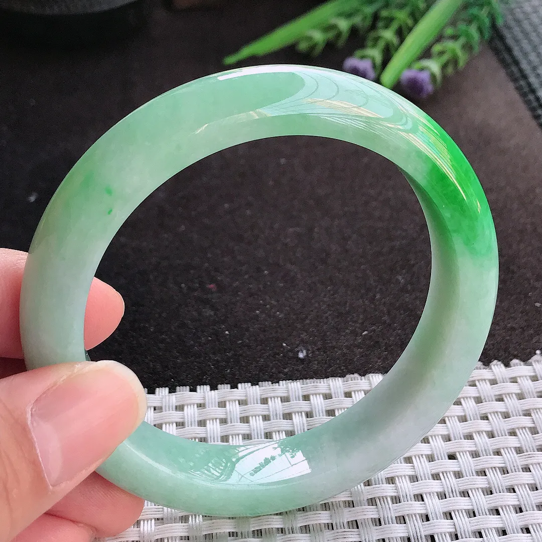 实拍A货翡翠59/12.5/9老坑精美温润飘阳绿手镯宽边玉镯手环