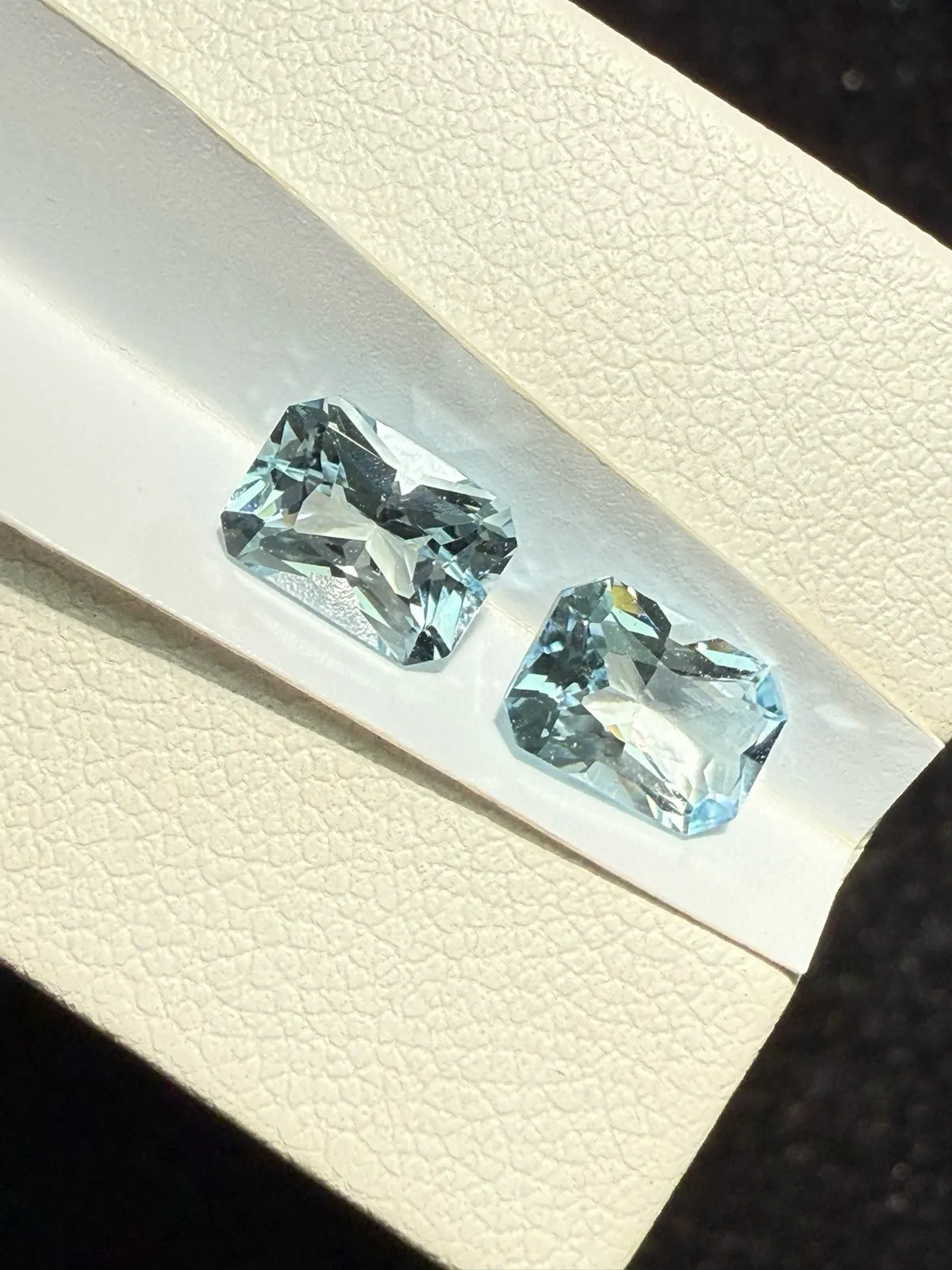 1.855克拉天然雷迪恩切海蓝宝戒面裸石，耳钉料，颜色超美，火彩超好，尺寸：7.2*5.2*3.5mm