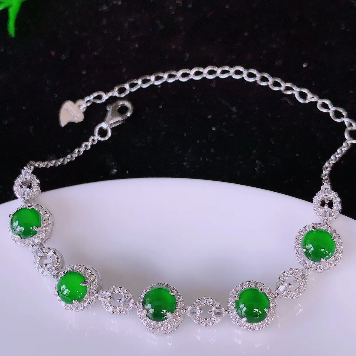 冰透满绿翡翠925银镶嵌手链，自然光实拍，翠色灵动，颜色漂亮，种老水足，品相佳，佩戴佳品！#97.2