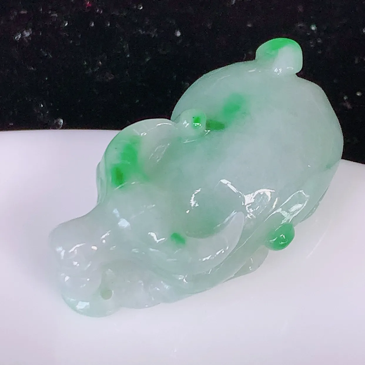 自然光实拍，水润飘绿翡翠生肖牛气冲天吊坠，翠色灵动，玉质细腻，颜色漂亮，品相佳，佩戴佳品！#81.28