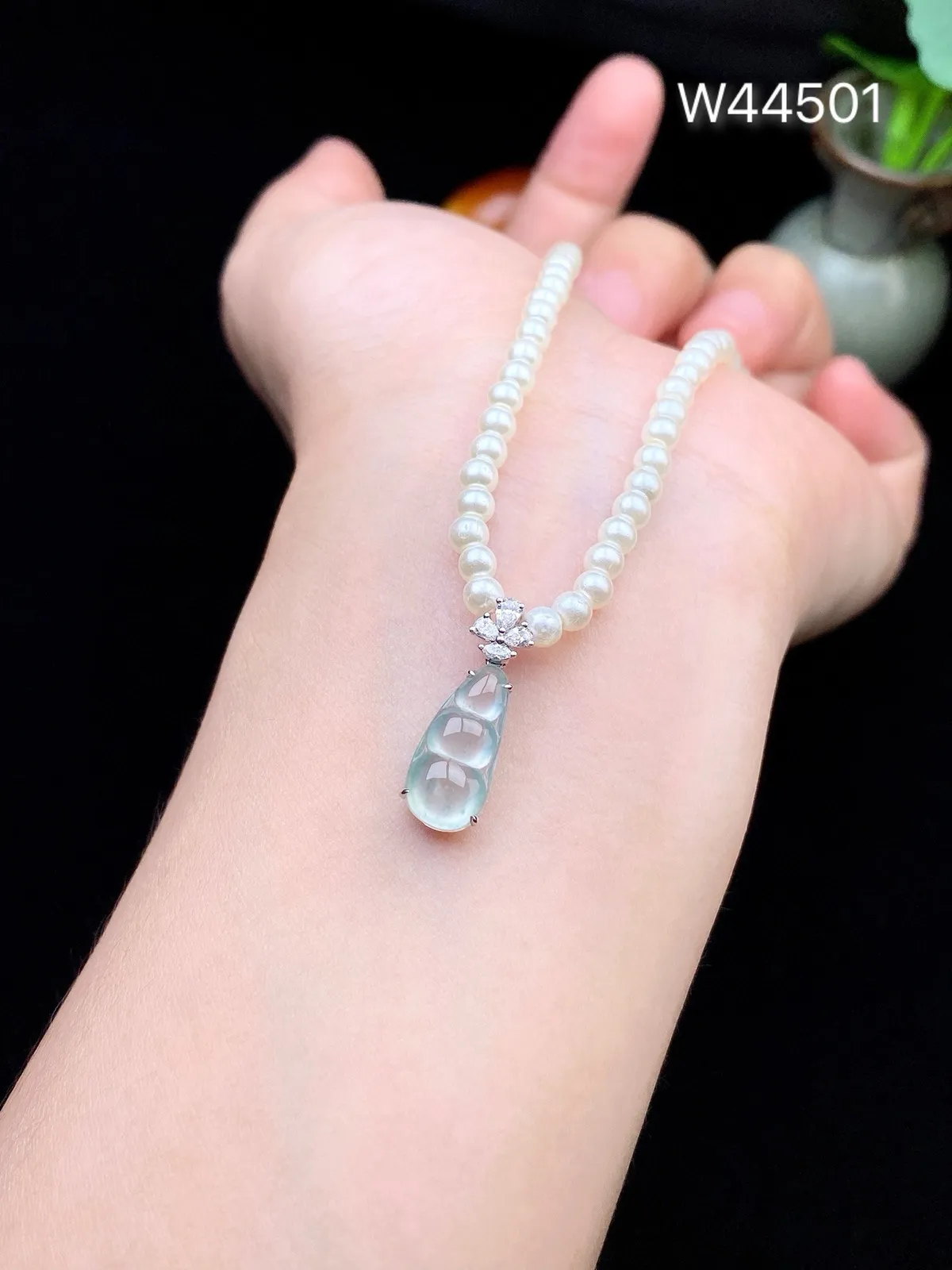 【冰种飘花福豆吊坠】小滴流，种地上乘，冰感十足，通透起光，饱满圆润，收藏品质，18k金钻镶嵌，裸石尺