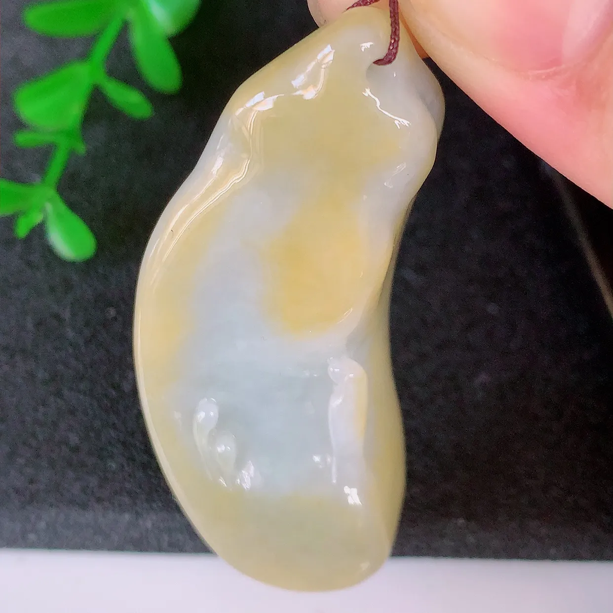 自然光实拍，冰润黄翡双彩翡翠随形悟道吊坠。悟道寓意“祥和，安宁，吉祥，幸福”，质地相当细腻，意境化设