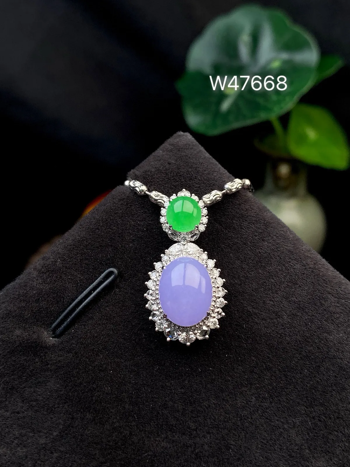 【冰种紫蛋面吊坠】质地细腻，饱满度很好，晶莹剔透，18k金钻镶嵌，裸石尺寸10.6*8.4*5毫米