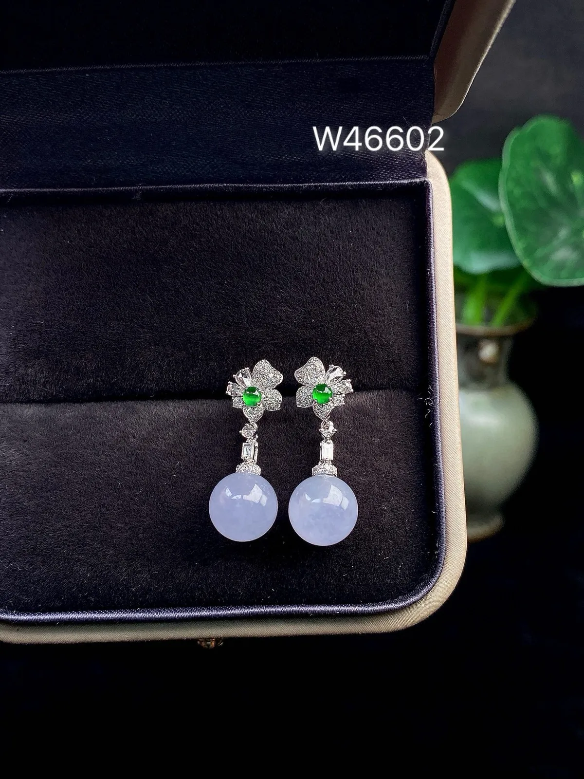 【冰种紫罗兰珠耳坠】质地细腻，色泽鲜亮，光泽度不错，18k金钻镶嵌，8毫米