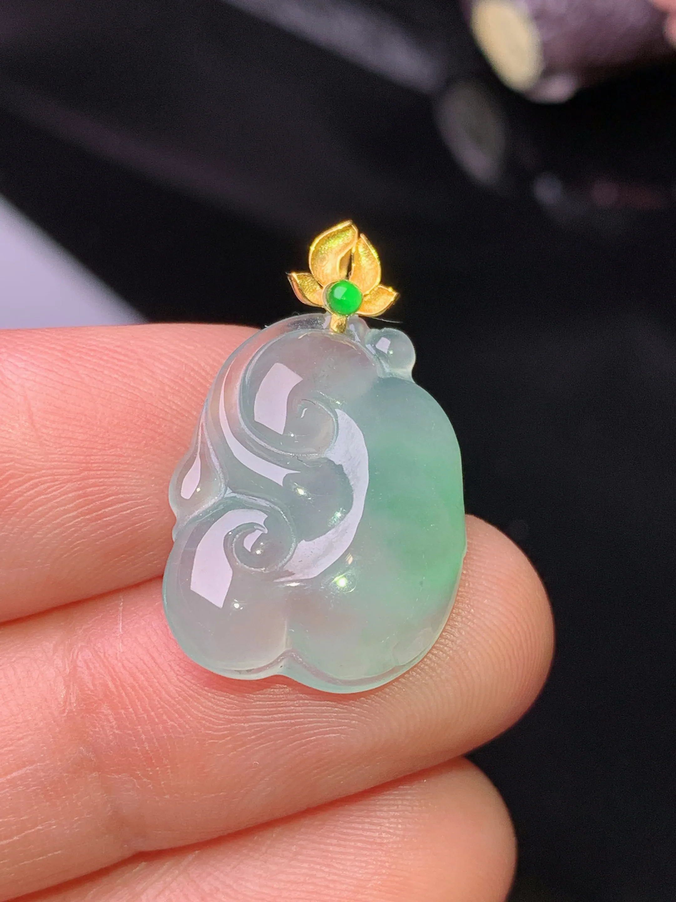18k金镶嵌飘绿如意吊坠 玉质细腻 色泽清新艳丽 整体尺寸24.6*15*4.5