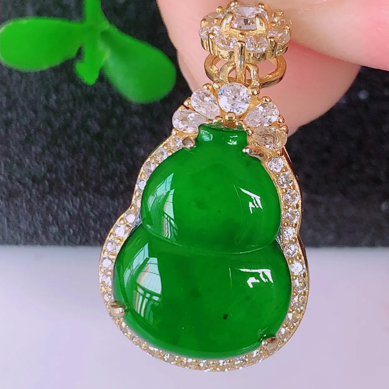 冰透满绿翡翠925银镶嵌葫芦吊坠，自然光实拍，翠色灵动，颜色漂亮，种老水足，品相佳，佩戴佳品！#97.28整体27.5-15-9.8裸石16*12