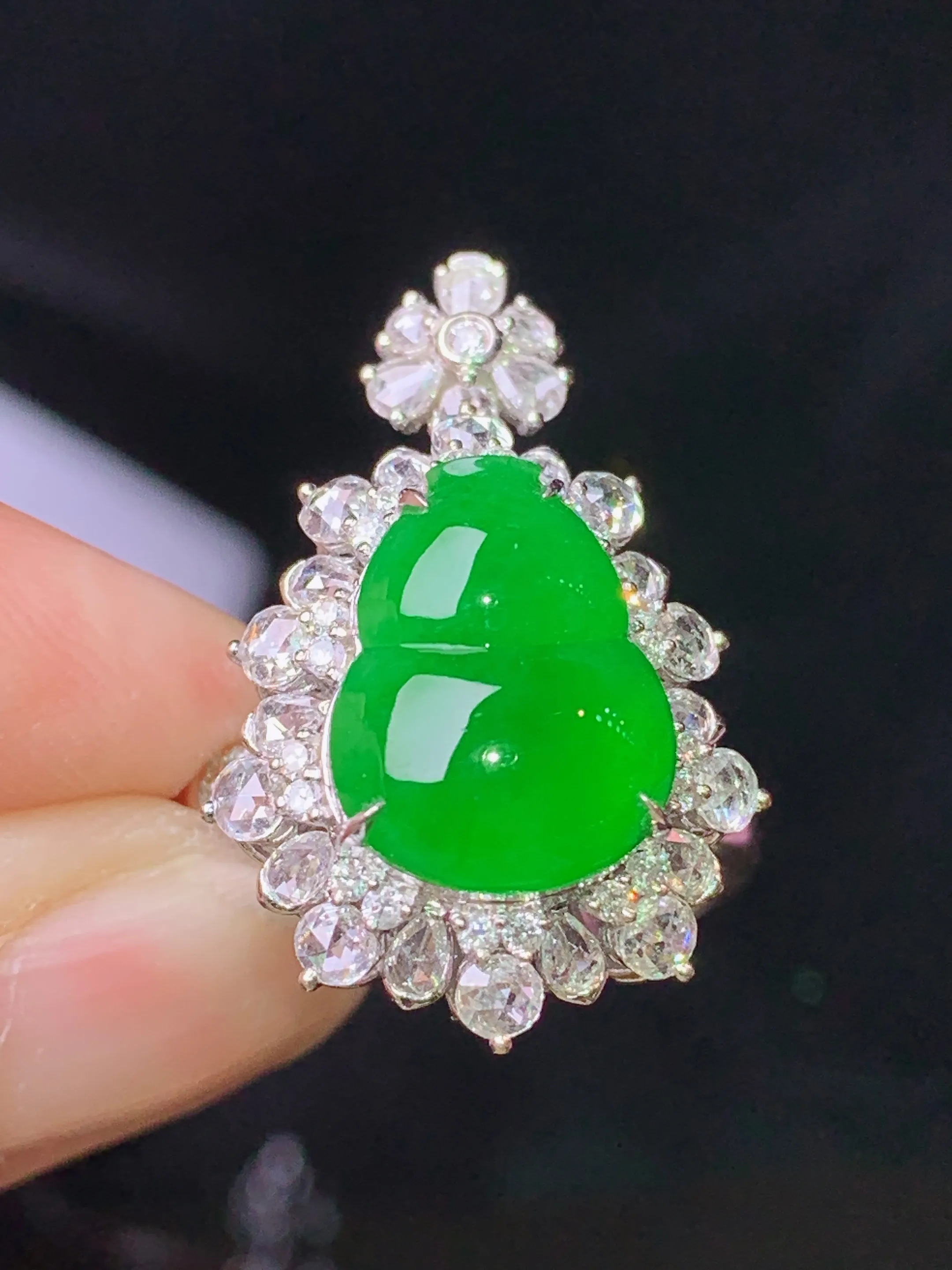 18k金钻镶嵌满绿葫芦戒指吊坠两用款 玉质细腻 色泽清新艳丽 圈口14.5 整体尺寸26*16.5*12.3