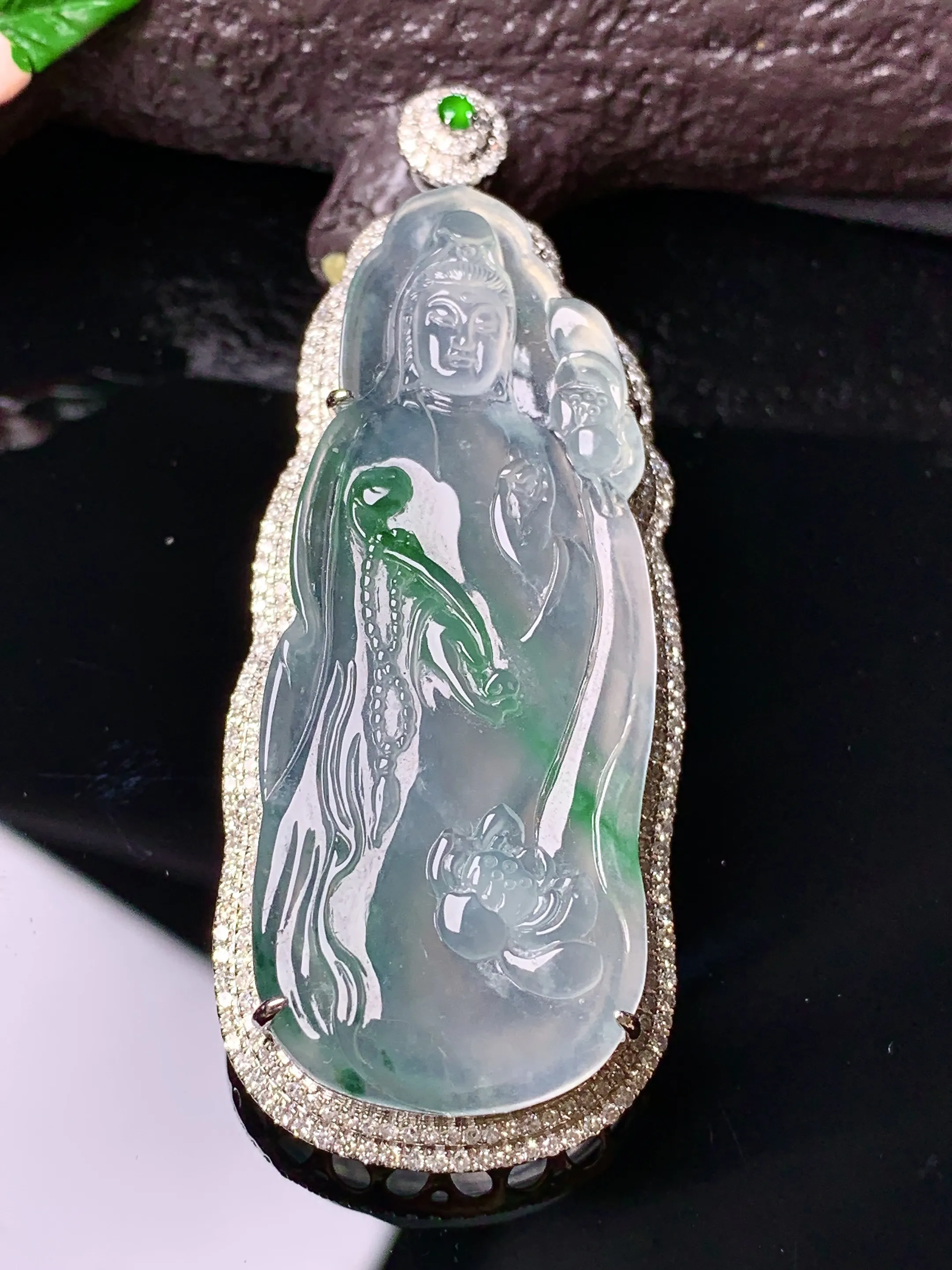 18k金钻镶嵌冰种飘绿观音吊坠 玉质细腻 色泽清新艳丽 整体尺寸60.2*23.3*10.3