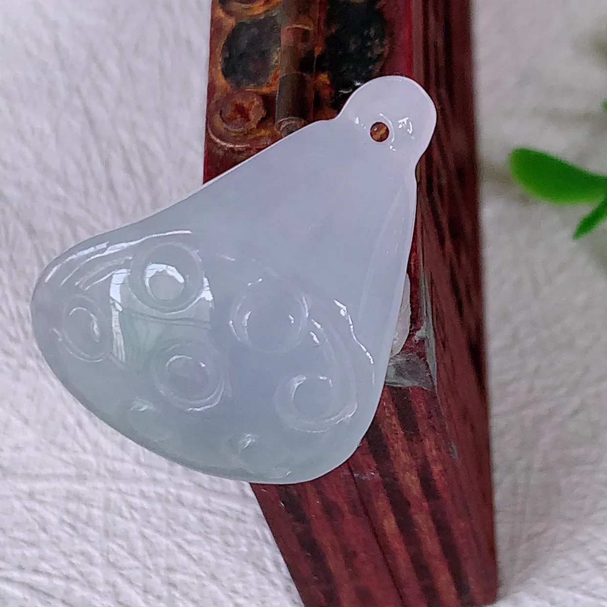 自然光实拍，冰润紫罗兰翡翠招财莲蓬吊坠，水润精细，寓意路路都通，有着促进事业有运！#46.28