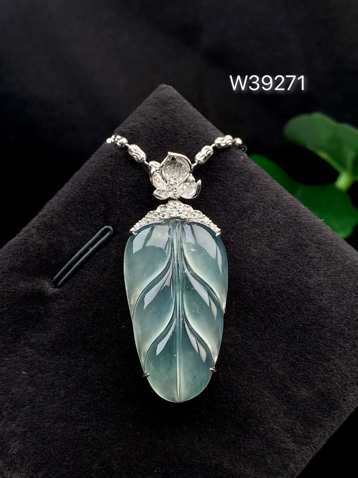 【冰种飘花叶子】金枝玉叶，质地细腻，冰润透亮，光泽出众，18k金钻镶嵌，裸石尺寸30*17.4*4毫