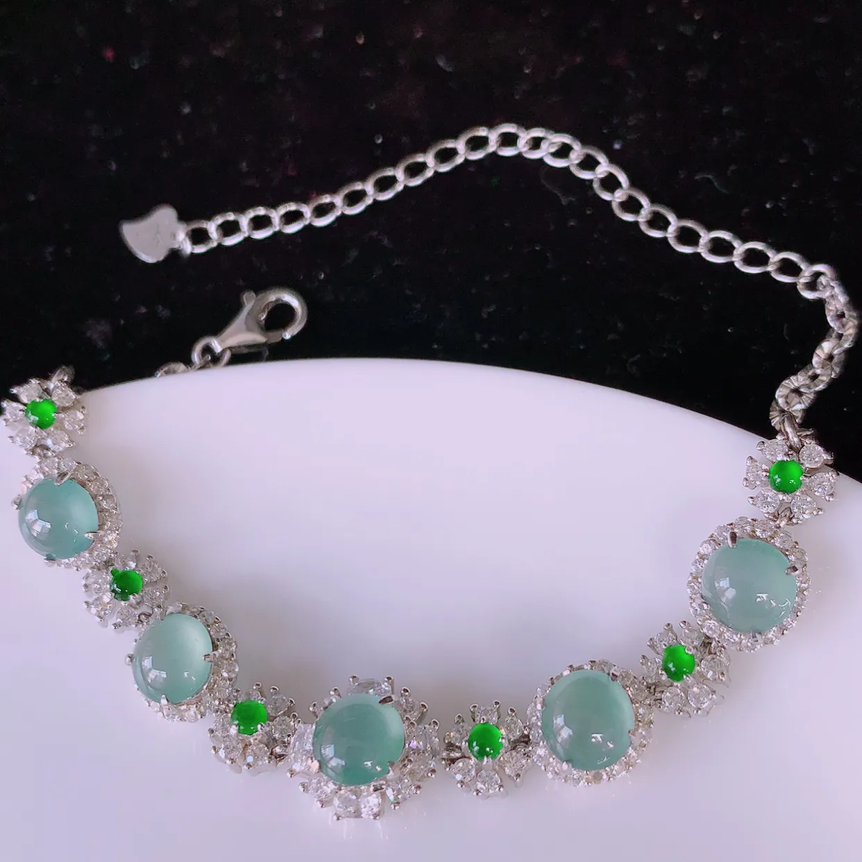 冰透满绿翡翠925银镶嵌手链，自然光实拍，翠色灵动，颜色漂亮，种老水足，品相佳，佩戴佳品！#97.28取一整体8.5*7.5*5.2裸石5.8*5.8