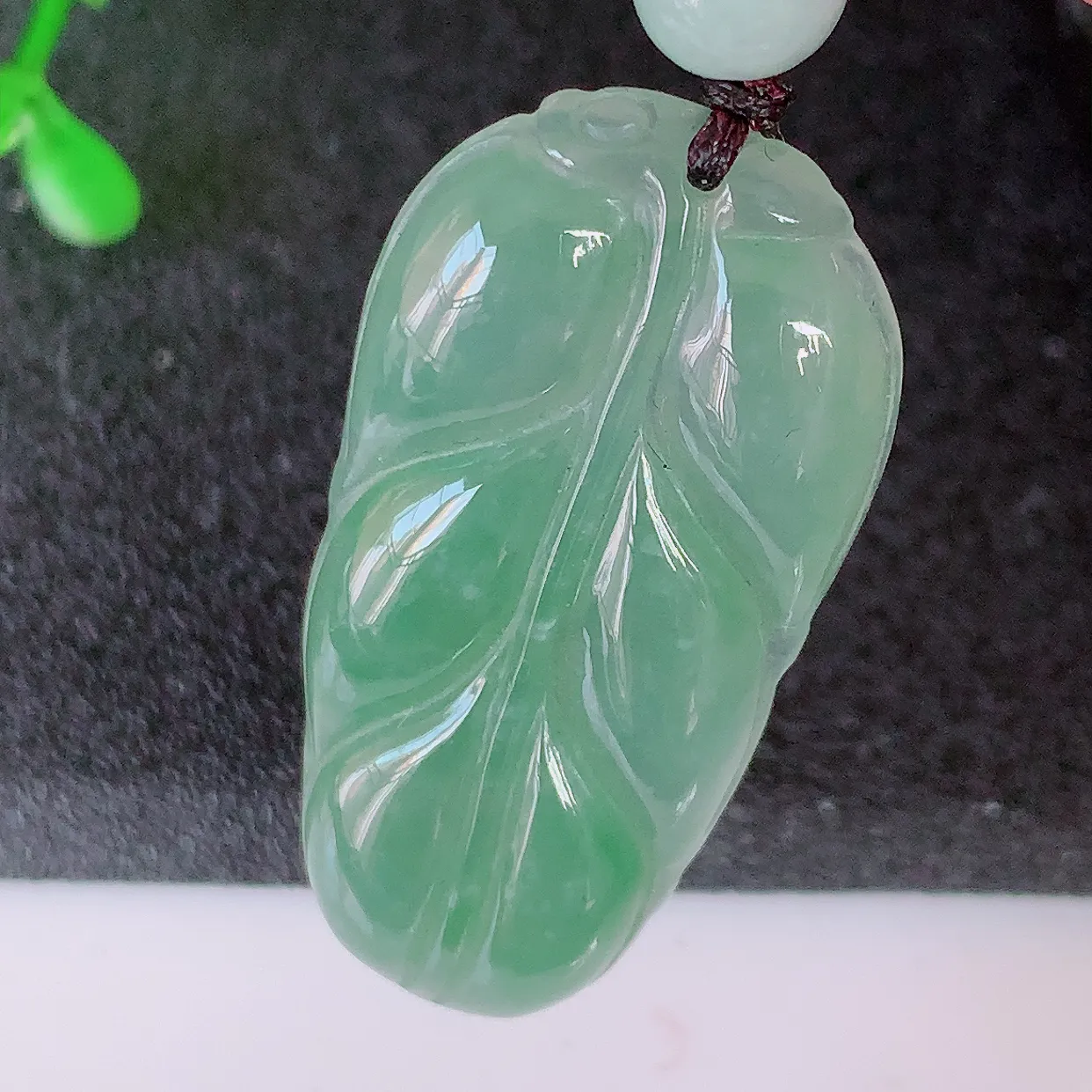 自然光实拍，冰胶水润翡翠叶子吊坠 ，种水足，色泽清新，工艺精湛，叶子寓意美好；金枝玉叶，事业有成。#81.28