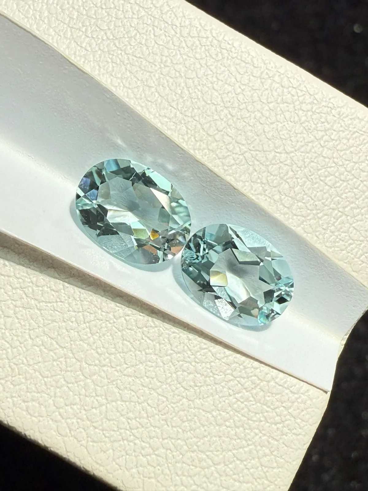 2.12克拉天然椭圆海蓝宝戒面裸石，耳钉料，颜色超美，火彩超好，尺寸：8.1*6*3.6mm