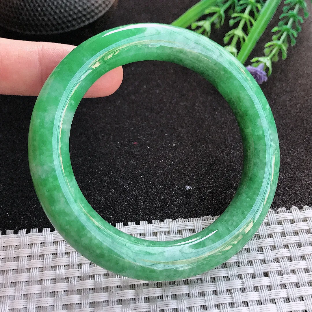 实拍A货翡翠56.8/11.4老坑精美满绿阳绿圆条手镯翡翠玉镯手环