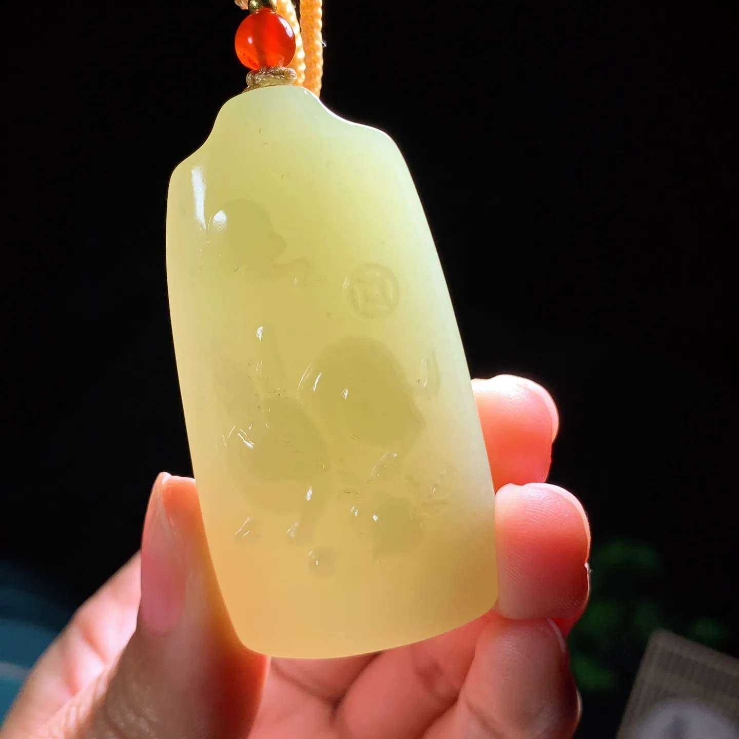 新疆若羌黄口料前途无量兔子挂件。尺寸57/29/12重42.8克 玉质细腻油润 底色纯净 脂粉好，品质好。lt251227