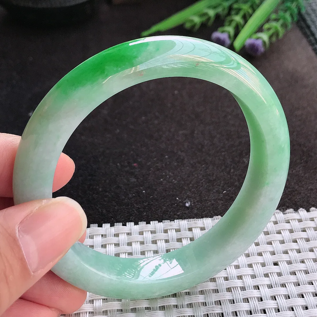 实拍A货翡翠59/12.5/9老坑精美温润飘阳绿手镯宽边玉镯手环