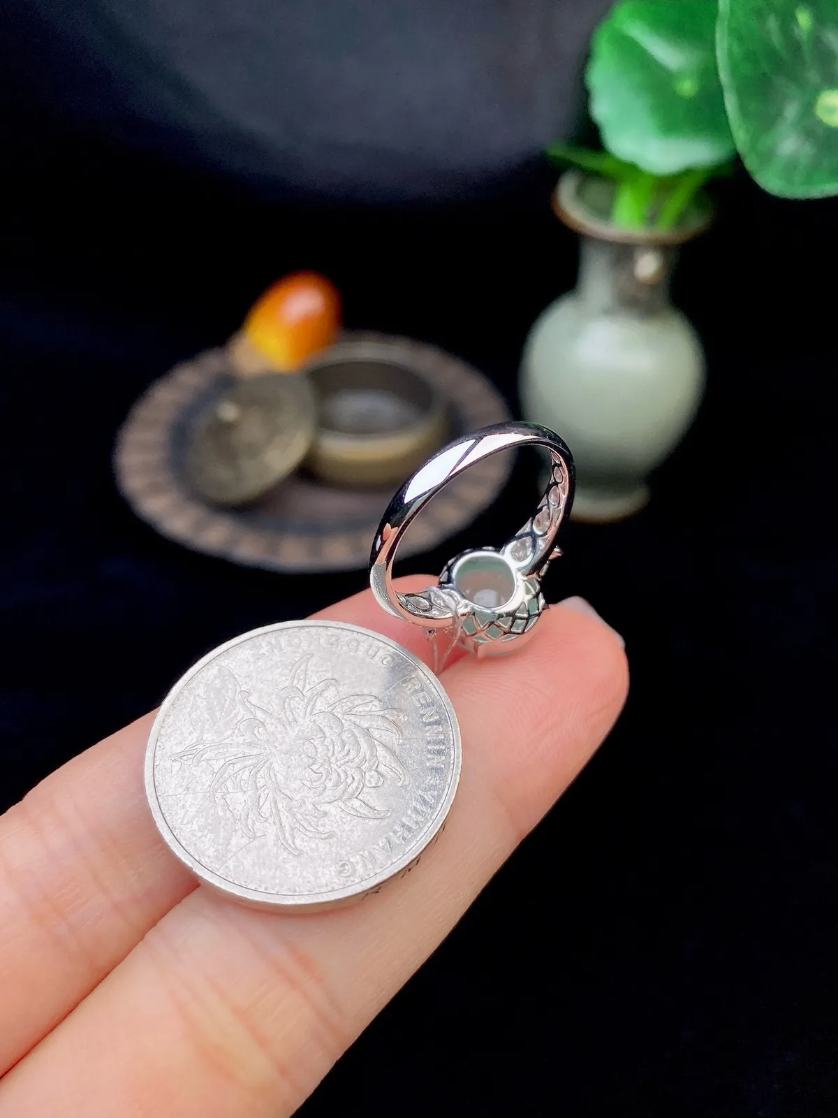 【冰种晴蛋面戒指】质地细腻，饱满度很好，晶莹剔透，18k金钻镶嵌，裸石尺寸10.3*9.2*4.6毫米