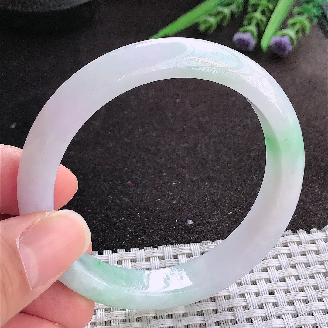 实拍A货翡翠57.5/12.1/8.1老坑精美冰润飘绿手镯宽边玉镯手环