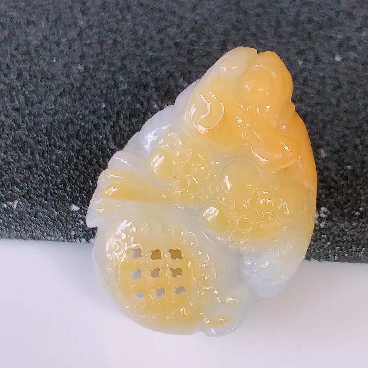 自然光实拍，特色镂空雕黄翡双彩翡翠招财金蟾吊坠，种老水足，雕工精湛 ，寓意美好，佩戴时尚出众！#60.28