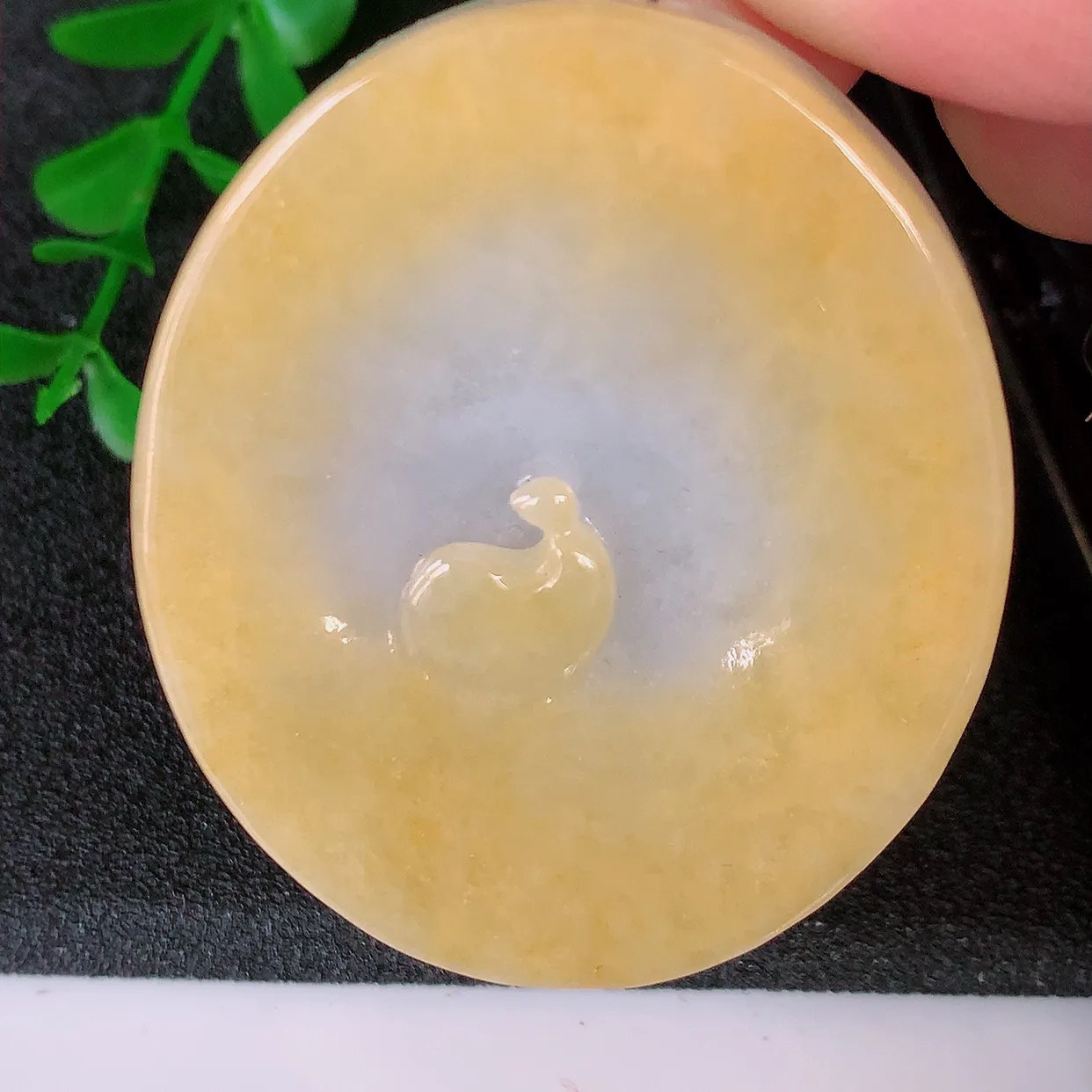 自然光实拍，特色冰润黄翡翡翠悟道吊坠，翡翠悟道寓意“祥和，安宁，吉祥，幸福”，佩戴效果优雅迷人，性价比超高！#60.28