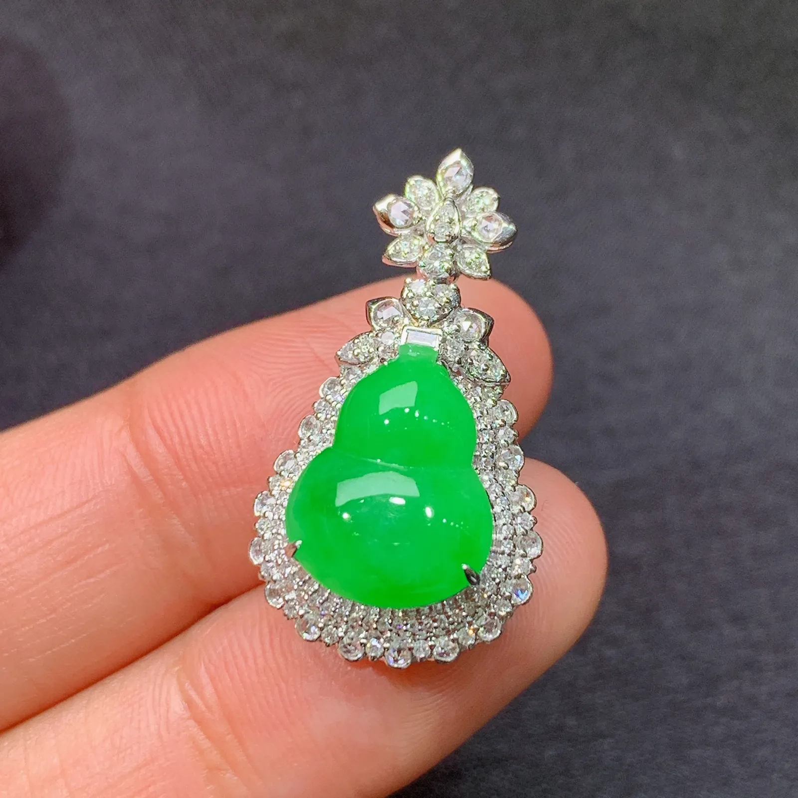 阳绿葫芦吊坠，18k金镶嵌，冰润色阳，玉质细腻，种水足，Kjx 尺寸26.9*14.9*10.7