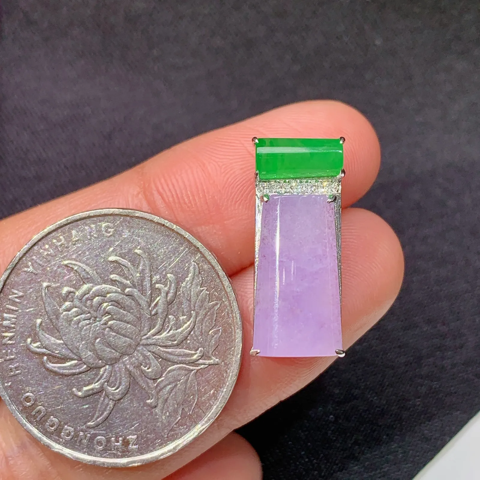 冰紫罗兰无事牌吊坠，18k金镶嵌，温润细腻，颜色鲜艳，Xu 尺寸20.3*8.6*6.2