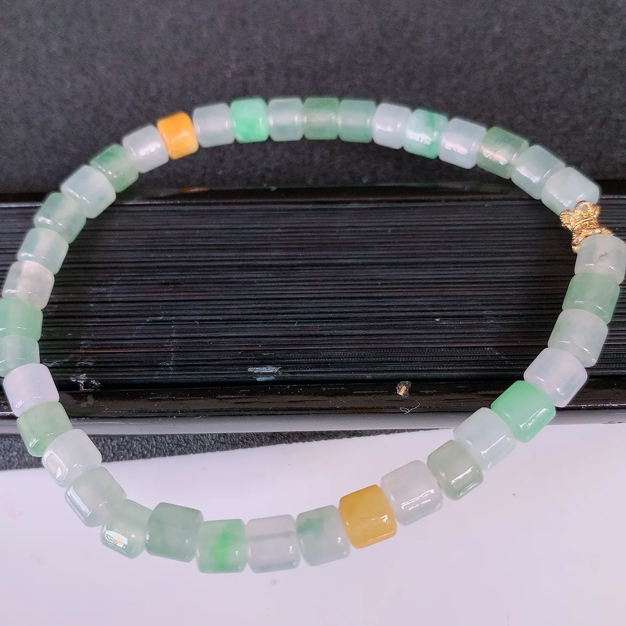 自然光实拍，冰种多宝翡翠路路通手链，多彩翡翠手串，颜色丰富，料子细腻，高档大气，自戴送礼佳品！#46.28取一尺寸5