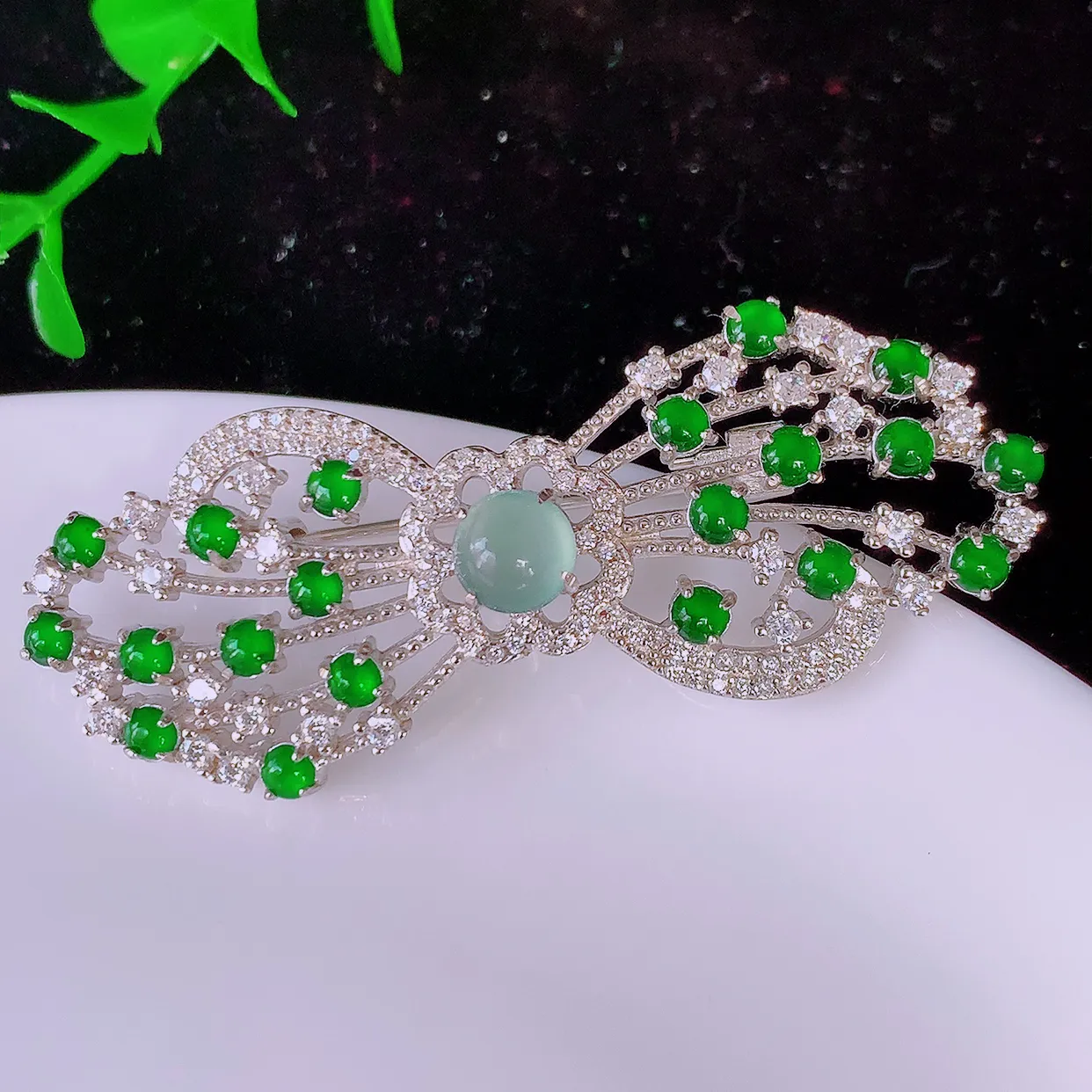 冰透满绿翡翠925银镶嵌胸针，自然光实拍，翠色灵动，颜色漂亮，种老水足，品相佳，佩戴佳品！#97.28整体52.5*19.5*10取一裸石6*6