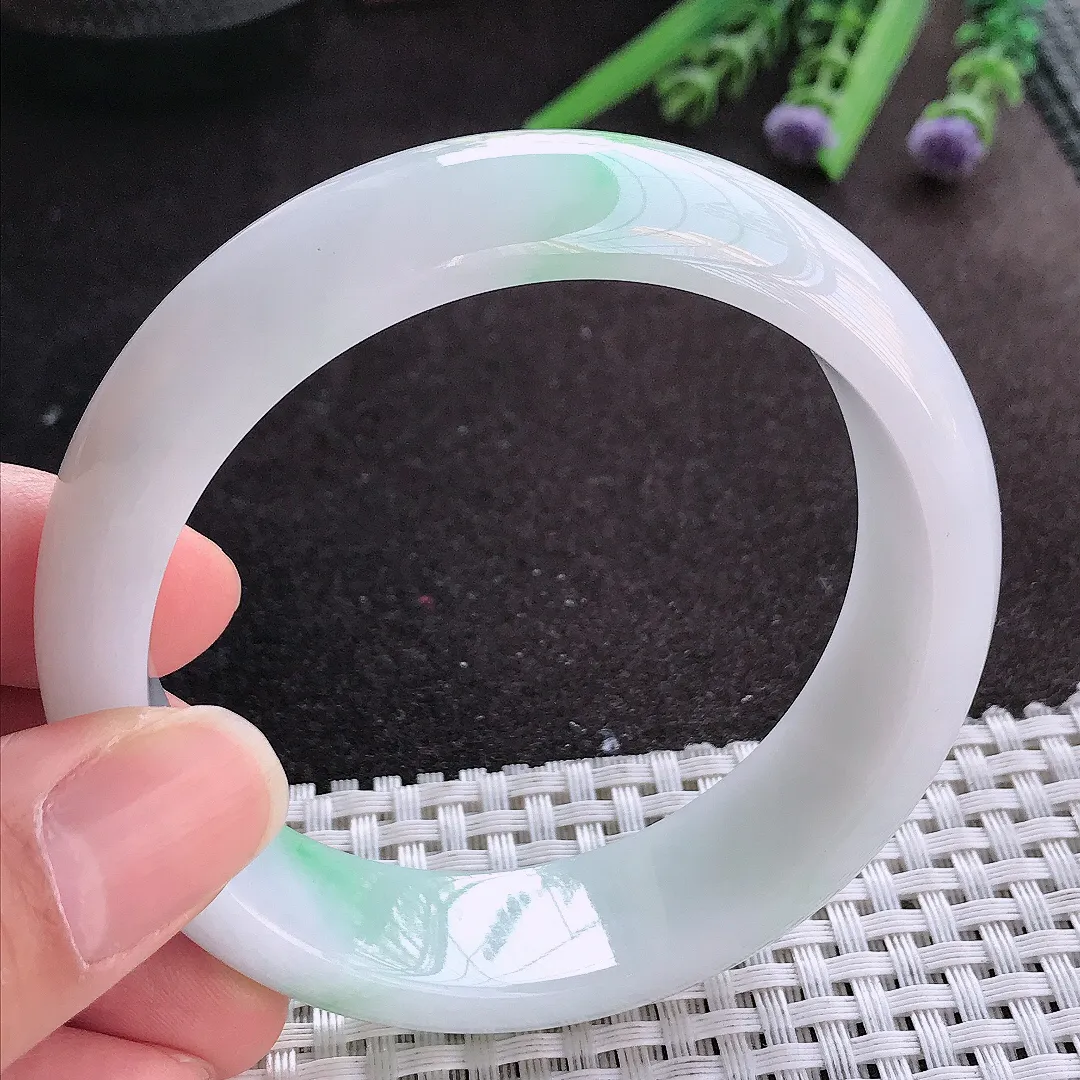 实拍A货翡翠58.5/17/8.5老坑精美油润飘绿轮胎手镯宽边玉镯手环