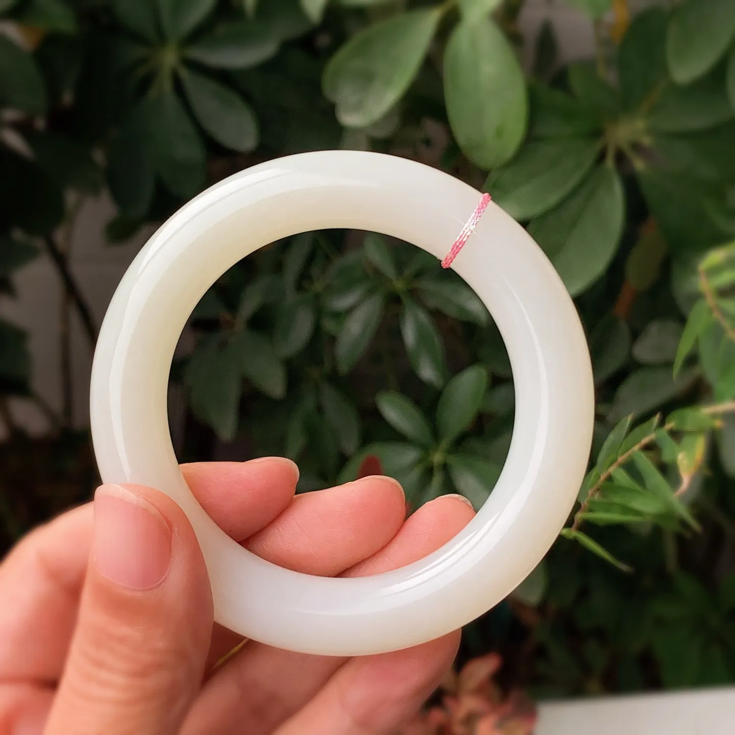 55圈口 新疆和田玉白玉羊脂白圆条手镯。55圈口条宽12厚12重68.5克 玉质细腻油润。手推出油。佩戴高端典雅。lt251229