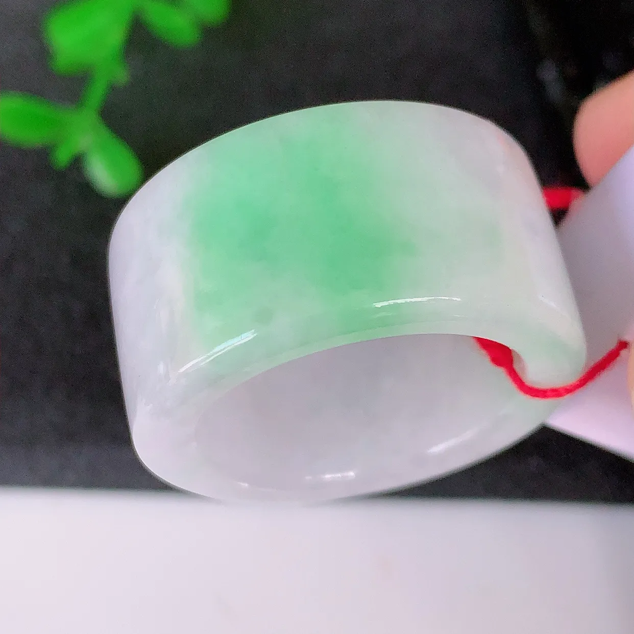 自然光实拍，20mm内径飘绿翡翠扳指，冰润指环，玉扳指，戒指，财源滚滚，玉质细腻起胶，23圈口，种水