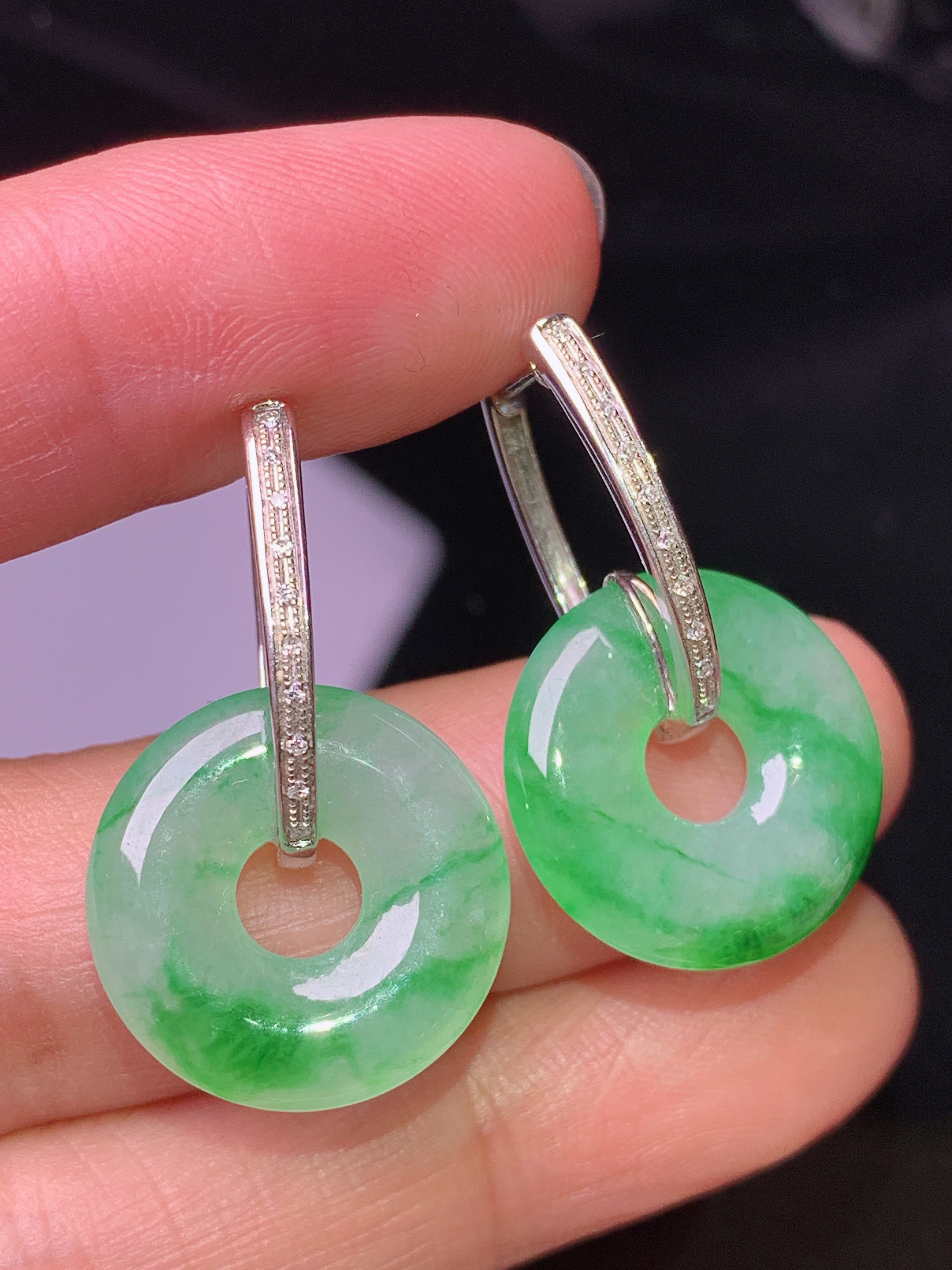 18k金钻镶嵌翠绿平安环耳坠 玉质细腻 色泽清新艳丽 整体尺寸28.8*17.2*3.7