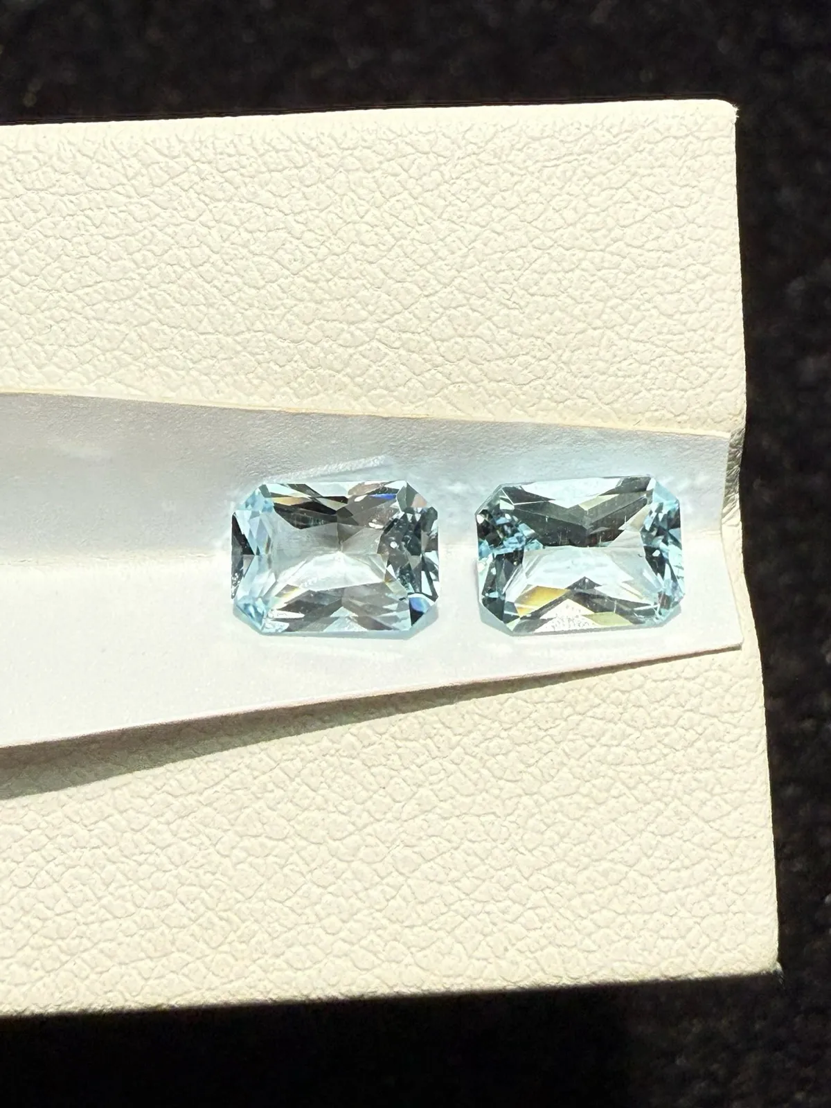 1.68克拉天然雷迪恩切海蓝宝戒面裸石，耳钉料，颜色超美，火彩超好，尺寸：7*5.1*3.6mm