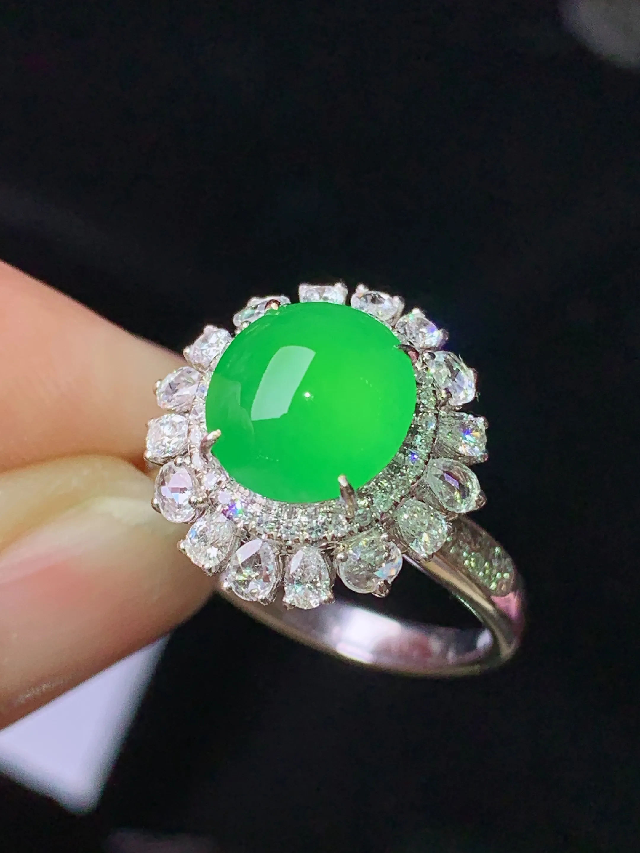 18k金钻镶嵌满绿蛋面戒指 玉质细腻 色泽清新艳丽 圈口14.5 整体尺寸15.6*15*12.5