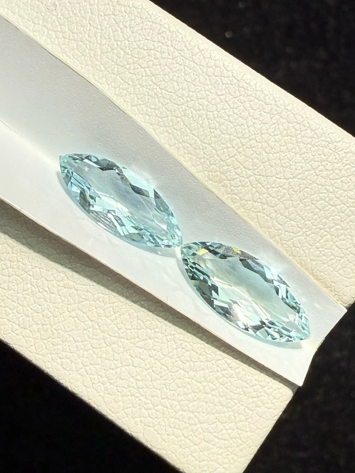 2.485克拉天然马眼海蓝宝戒面裸石，颜色超美，火彩超好，尺寸：12.8*5.2*3.2mm